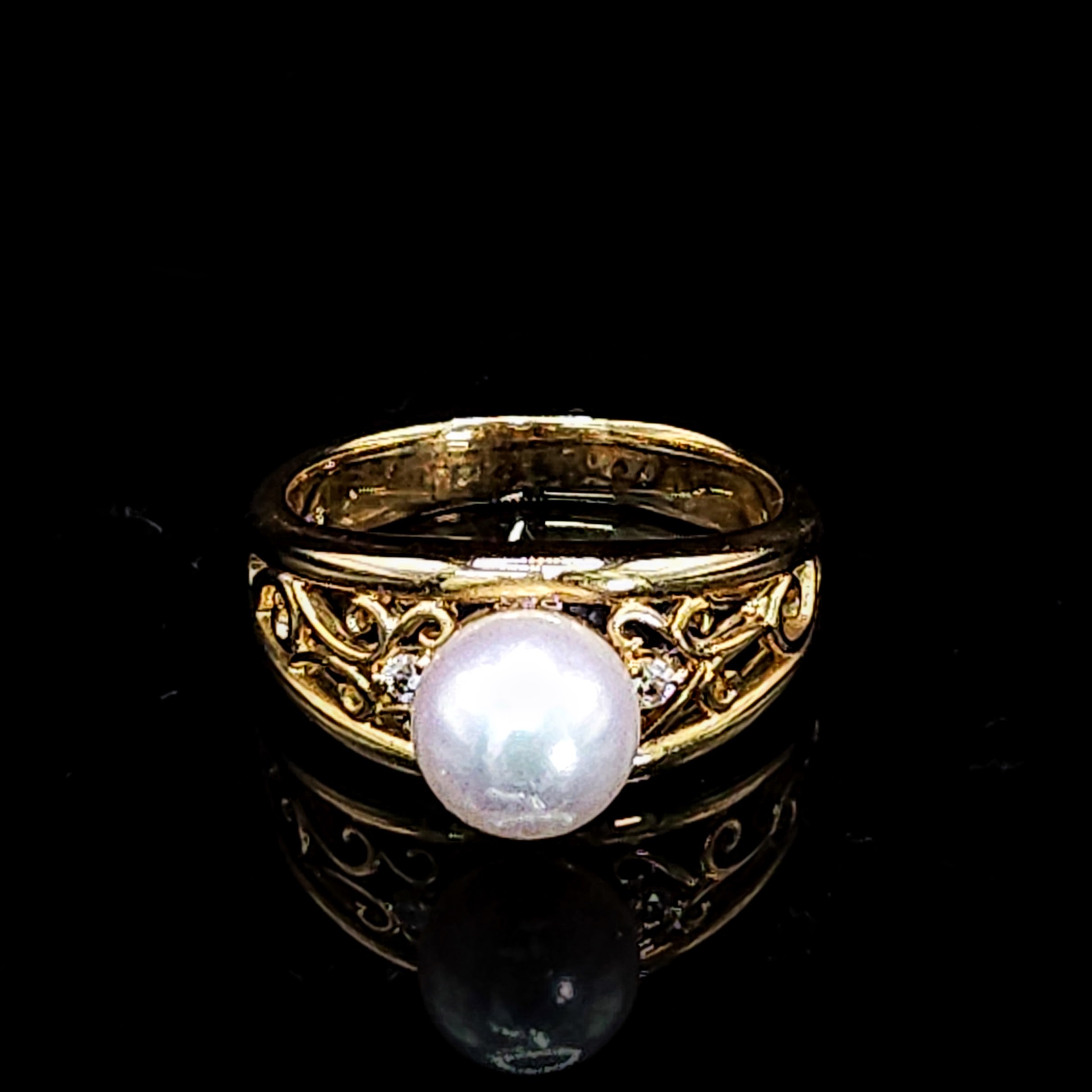 18K Yellow Gold 0.04ct Diamond and Pearl Ring