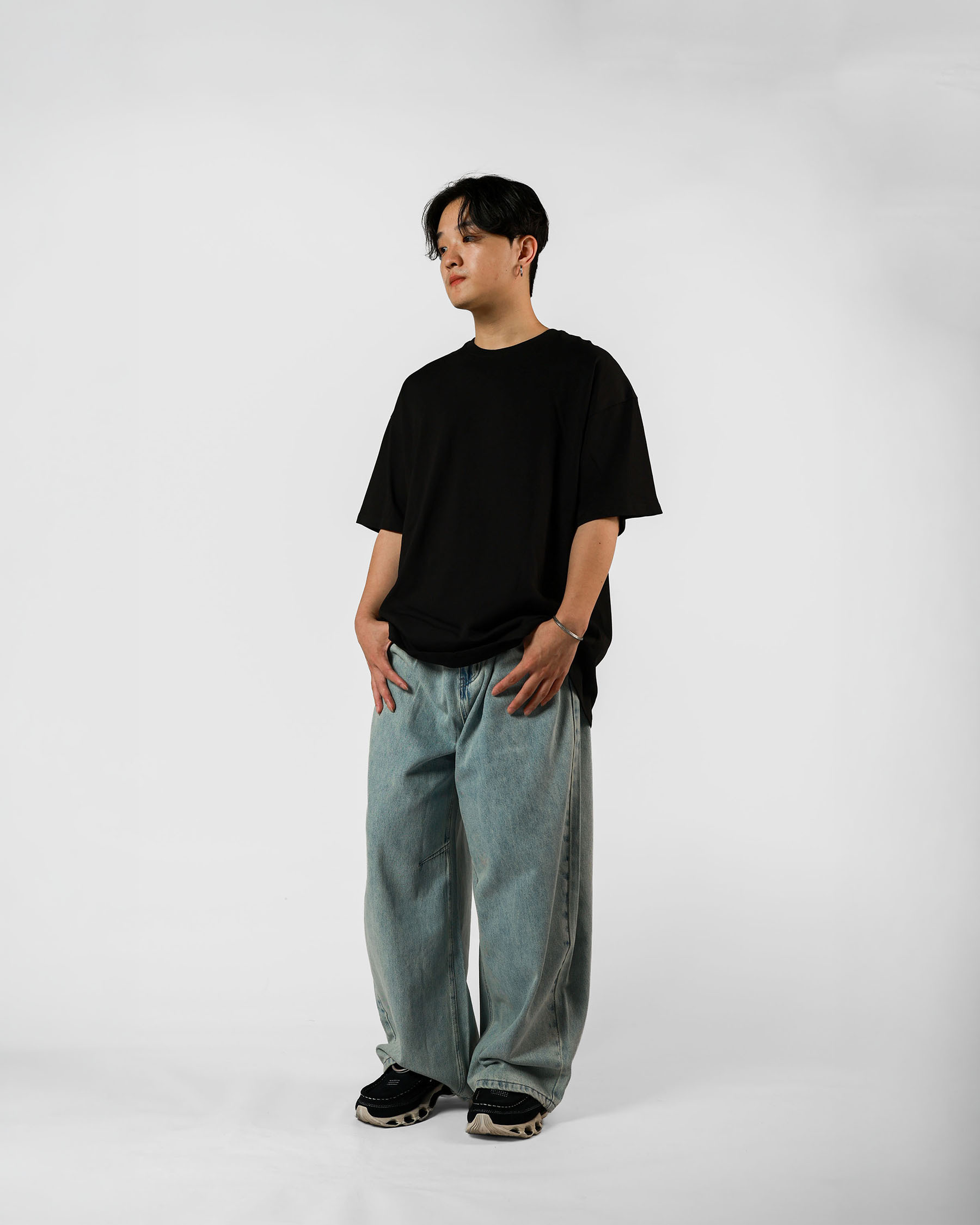 "拍攝品出清" 極簡黑色落肩短袖