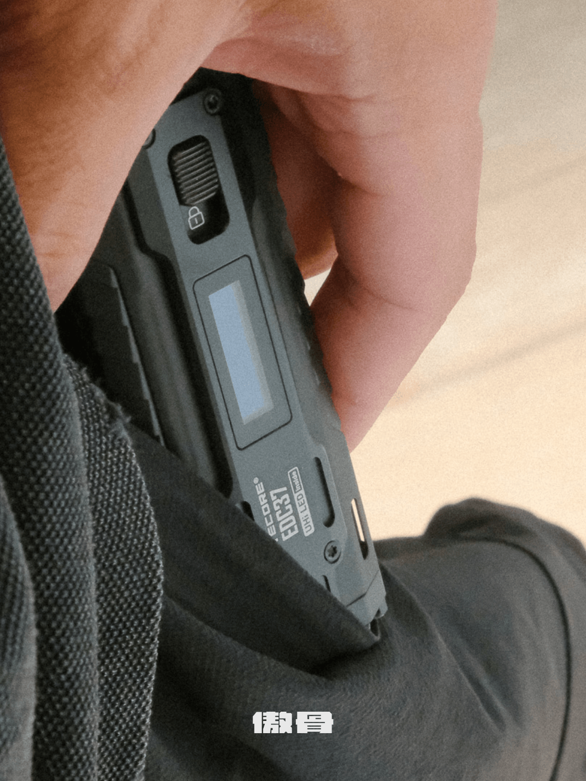 Nitecore EDC37 戰術手電筒 剛剛好的尺寸方便攜帶，可以放在日常外出服、腰帶等位置 傲骨戰術裝備屋