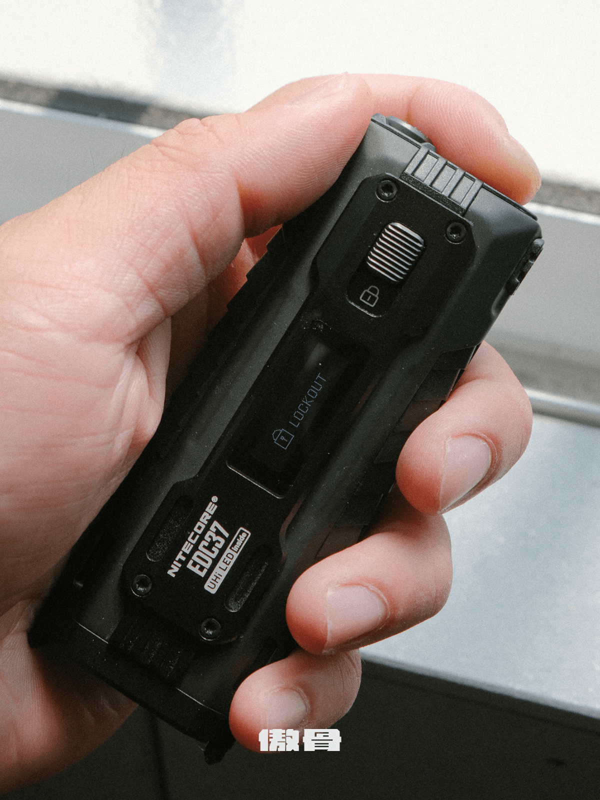 Nitecore EDC37 戰術手電筒 尺寸輕盈只有 199 克。鎖扣功能可以防止誤按耗電 傲骨戰術裝備屋