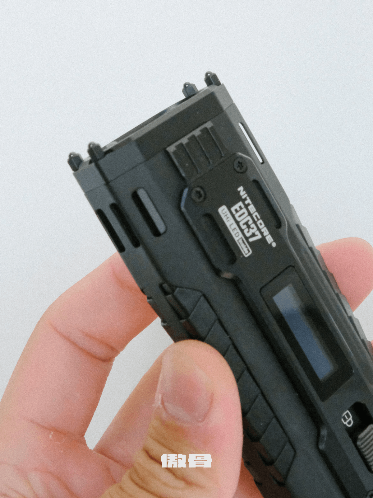 nitecore EDC37 戰術手電筒 頂部散熱頭有效散熱 前方撞擊頭可以用來破窗等破壞用途