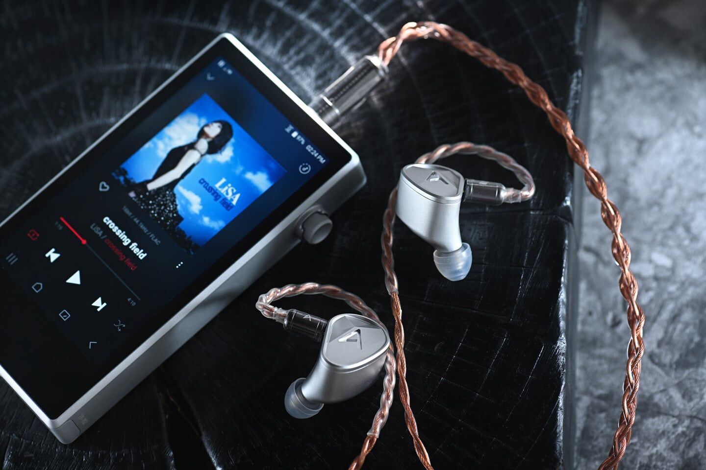 連接 Astell&Kern Clarus 入耳式耳機作試聽,聲音線條相當清楚,人聲有密度,樂器輪廓亦容易辨認,整體速度感偏爽快。