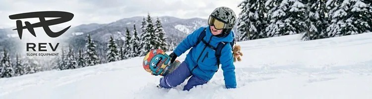 REV SLOPE EQUIPMENT品牌形象橫幅,展示身穿藍色外套與紫色雪褲的精靈在雪地上歡樂滑雪,佩戴REV迷彩滑雪頭盔與金色雪鏡,手持卡通骷髏圖案的滑雪板,背景為耳機的積雪山林景觀。