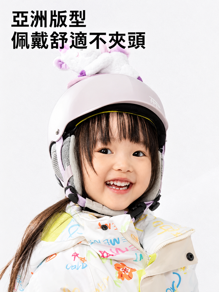 REV F3兒童滑雪頭盔亞洲版型圖,標明「亞洲版型佩戴舒適不夾頭」,展示女童頭戴頂部裝飾有紫色獨角獸玩偶配件之粉色頭盔,外觀絢麗展示,強調為亞洲兒童頭設計型的精美舒適度與貼合感。