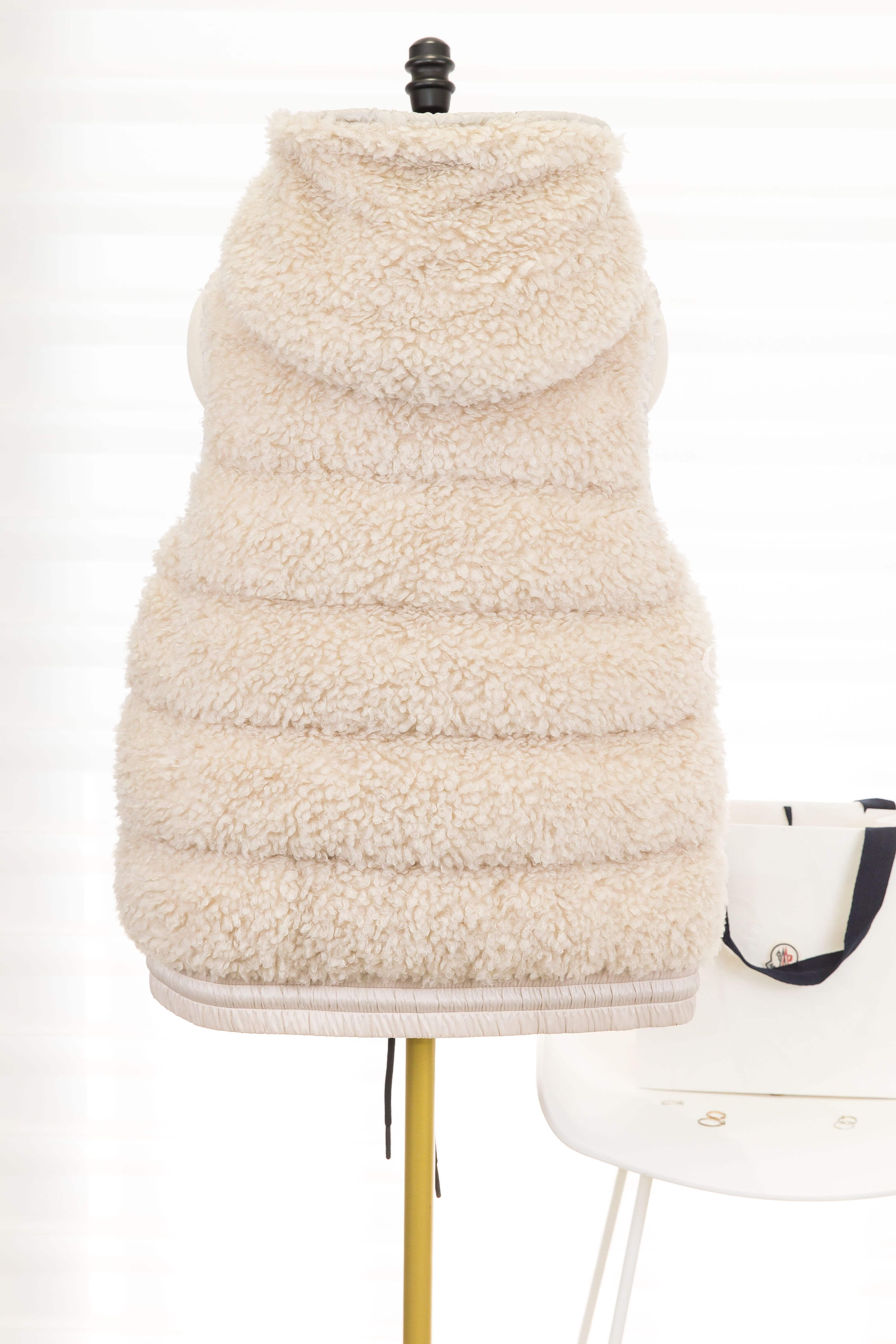 Moncler Teddy Hooded Insulated Gilet 淺米色滑雪系列泰迪絨連帽羽絨背心，背面展示泰迪絨拼接、連帽與淺米色下擺