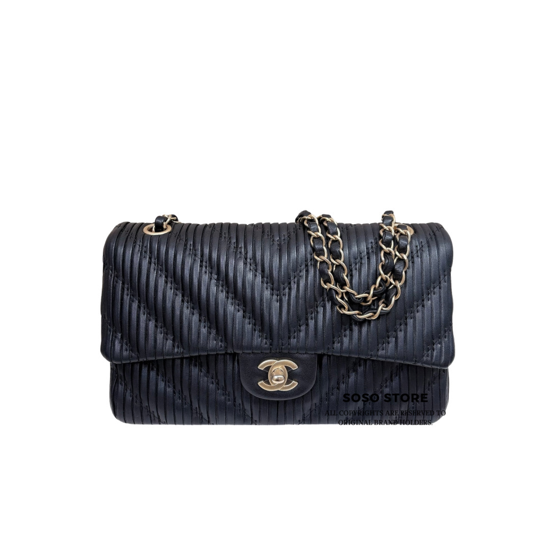 Chanel Pre-Owned 2018 Medium Classic Chevron Pleated Double Flap - Black / GHW
