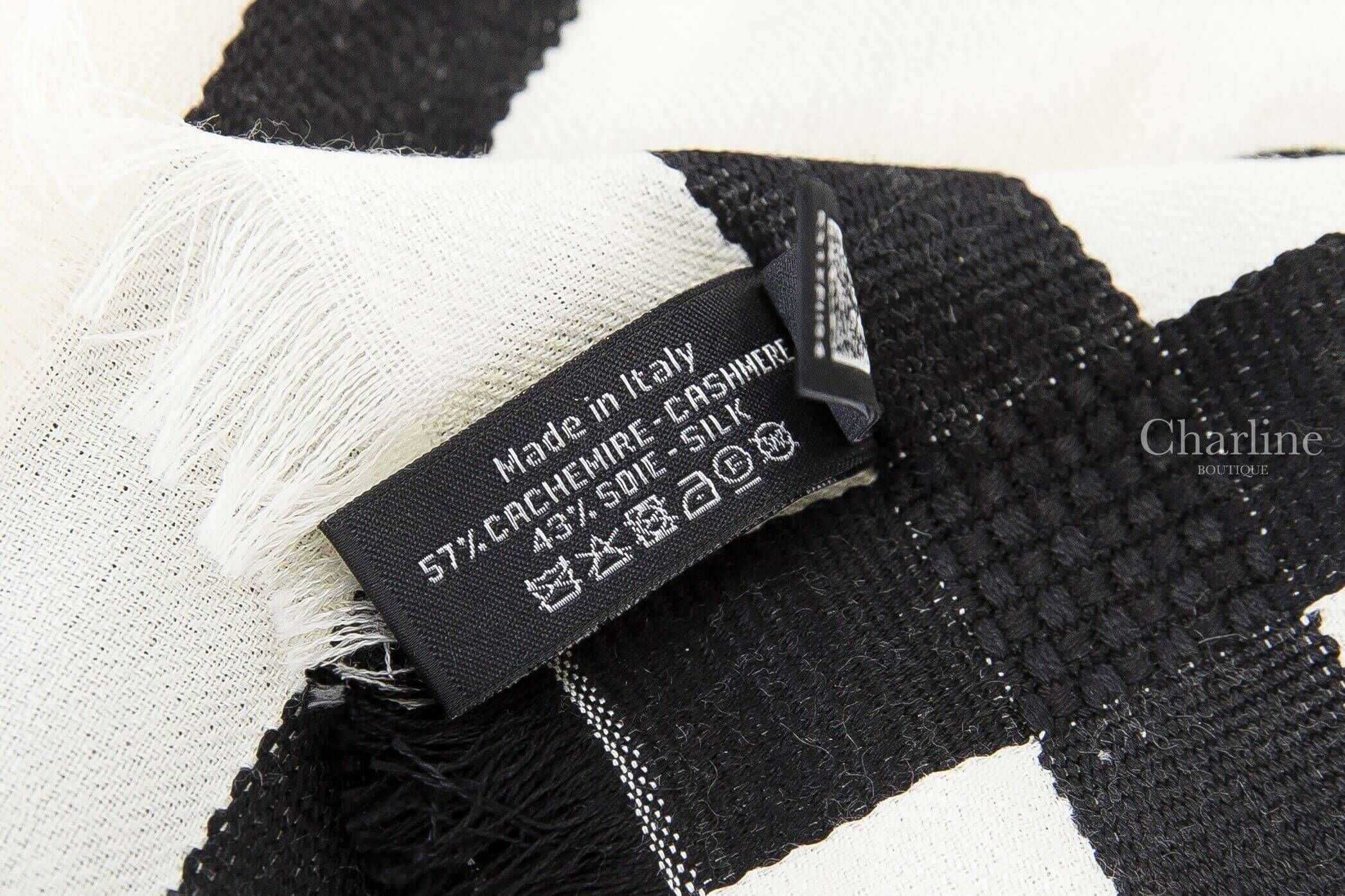 Chanel Scarf 白底黑色線條黑CC喀什米爾混真絲流蘇披肩，內側Made in Italy材質洗標與黑白織紋細節