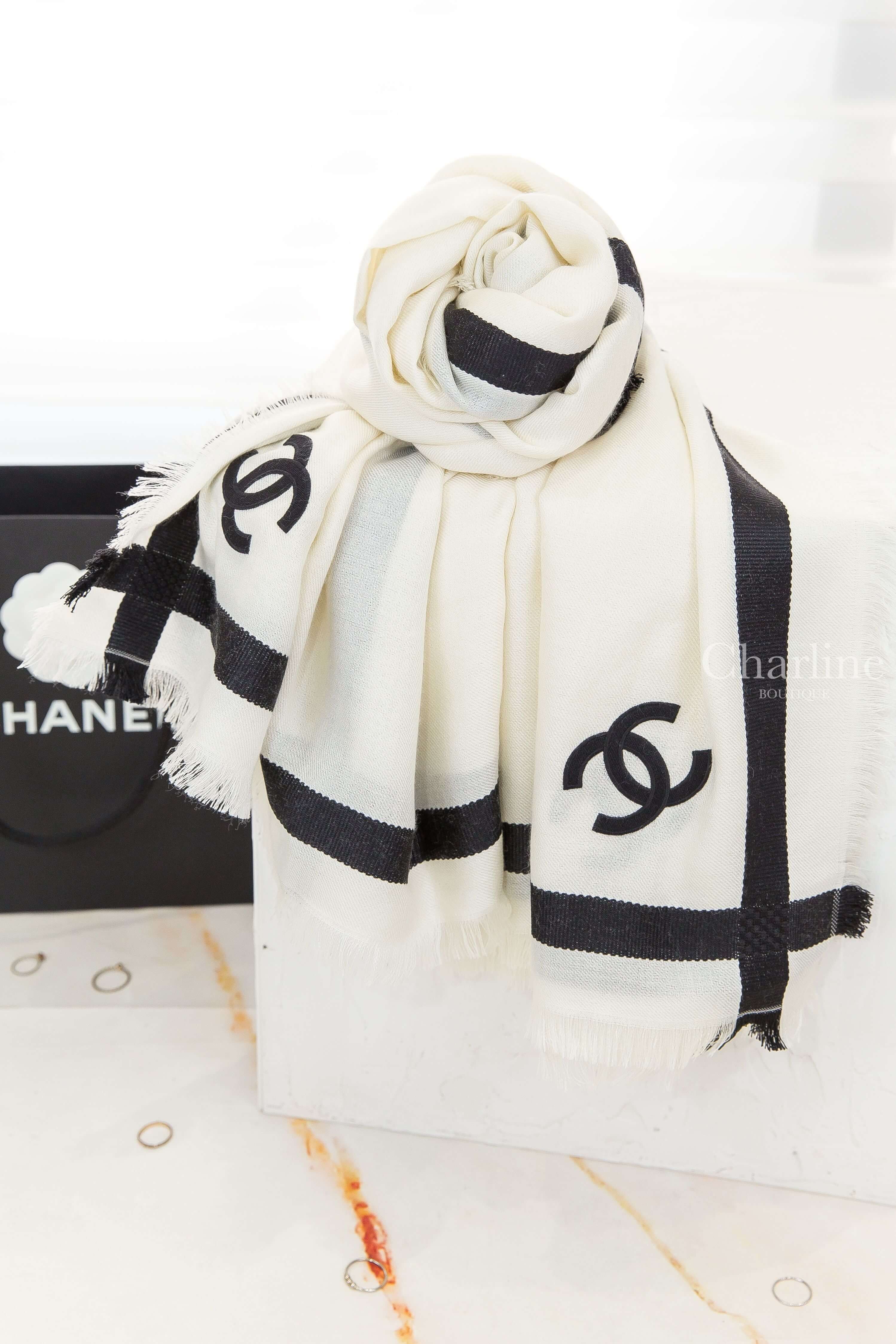 Chanel Scarf 白底黑色線條黑CC喀什米爾混真絲流蘇披肩，圍裹造型展示黑色CC Logo、線條與流蘇邊