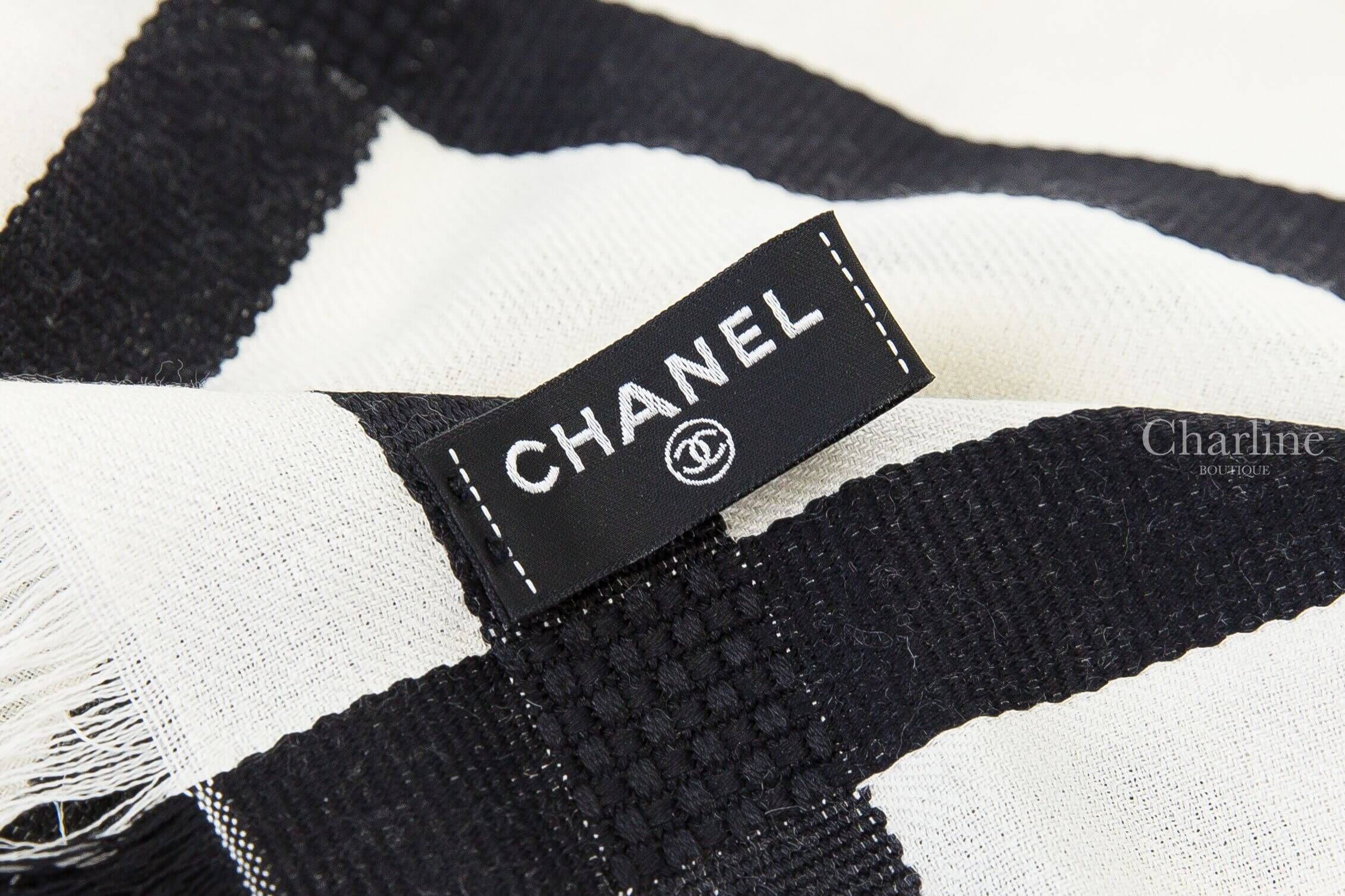 Chanel Scarf 白底黑色線條黑CC喀什米爾混真絲流蘇披肩，黑色CHANEL品牌布標與黑白織紋細節特寫