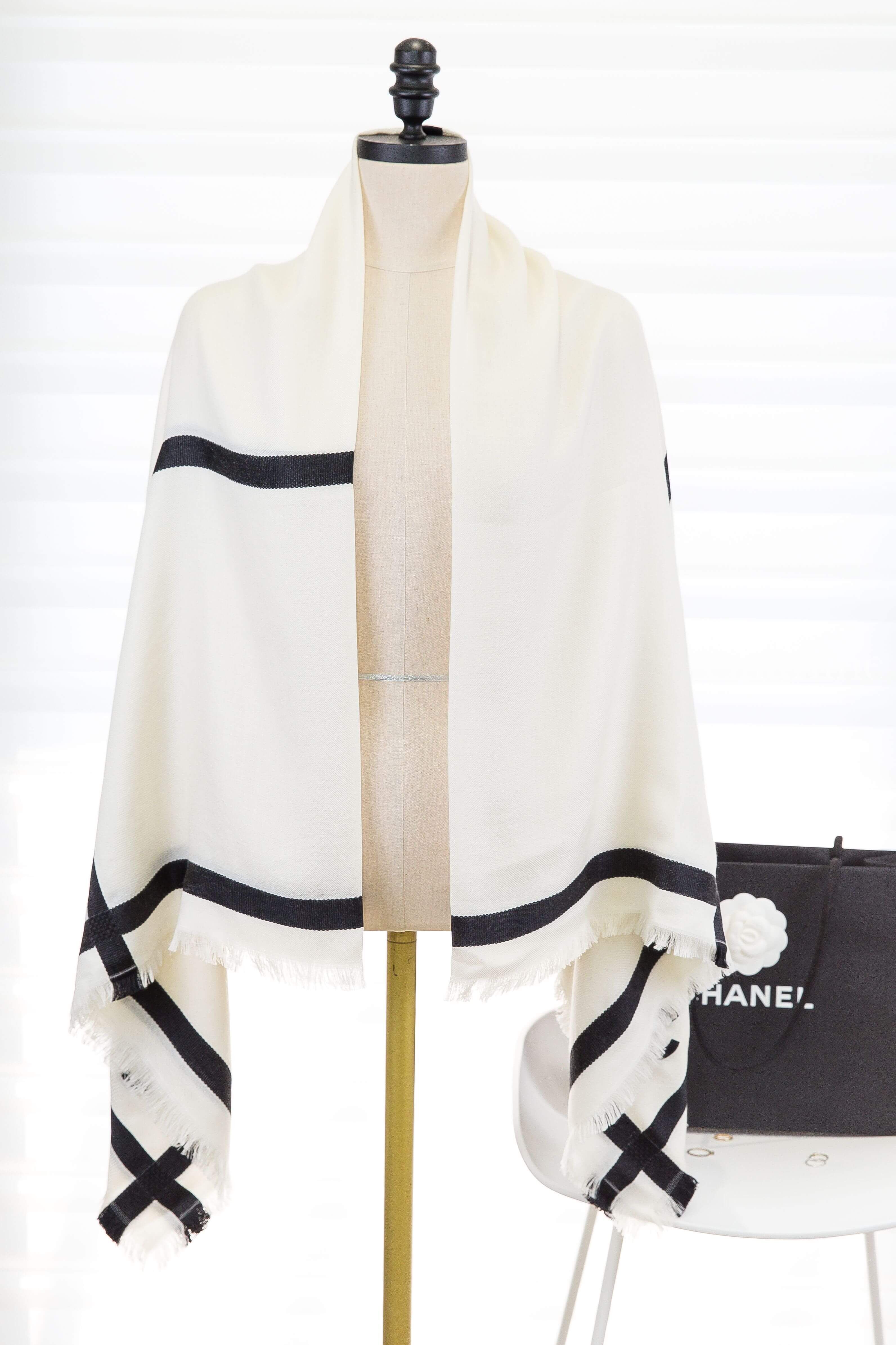 Chanel Scarf 白底黑色線條黑CC喀什米爾混真絲流蘇披肩，正面披掛展示白色披肩、黑色線條與流蘇邊設計