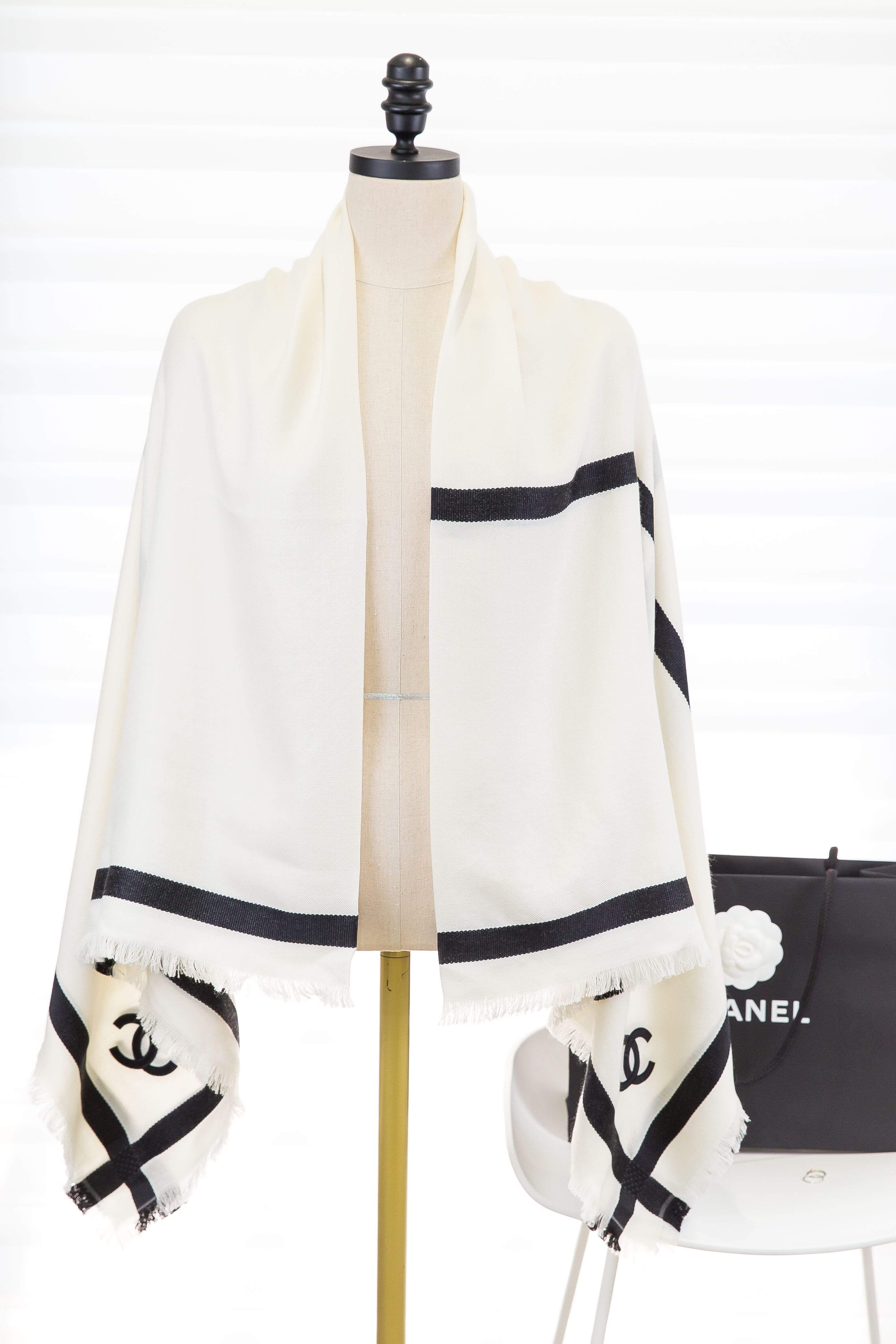 Chanel Scarf 白底黑色線條黑CC喀什米爾混真絲流蘇披肩，正面披掛展示黑色CC Logo、格線與流蘇細節