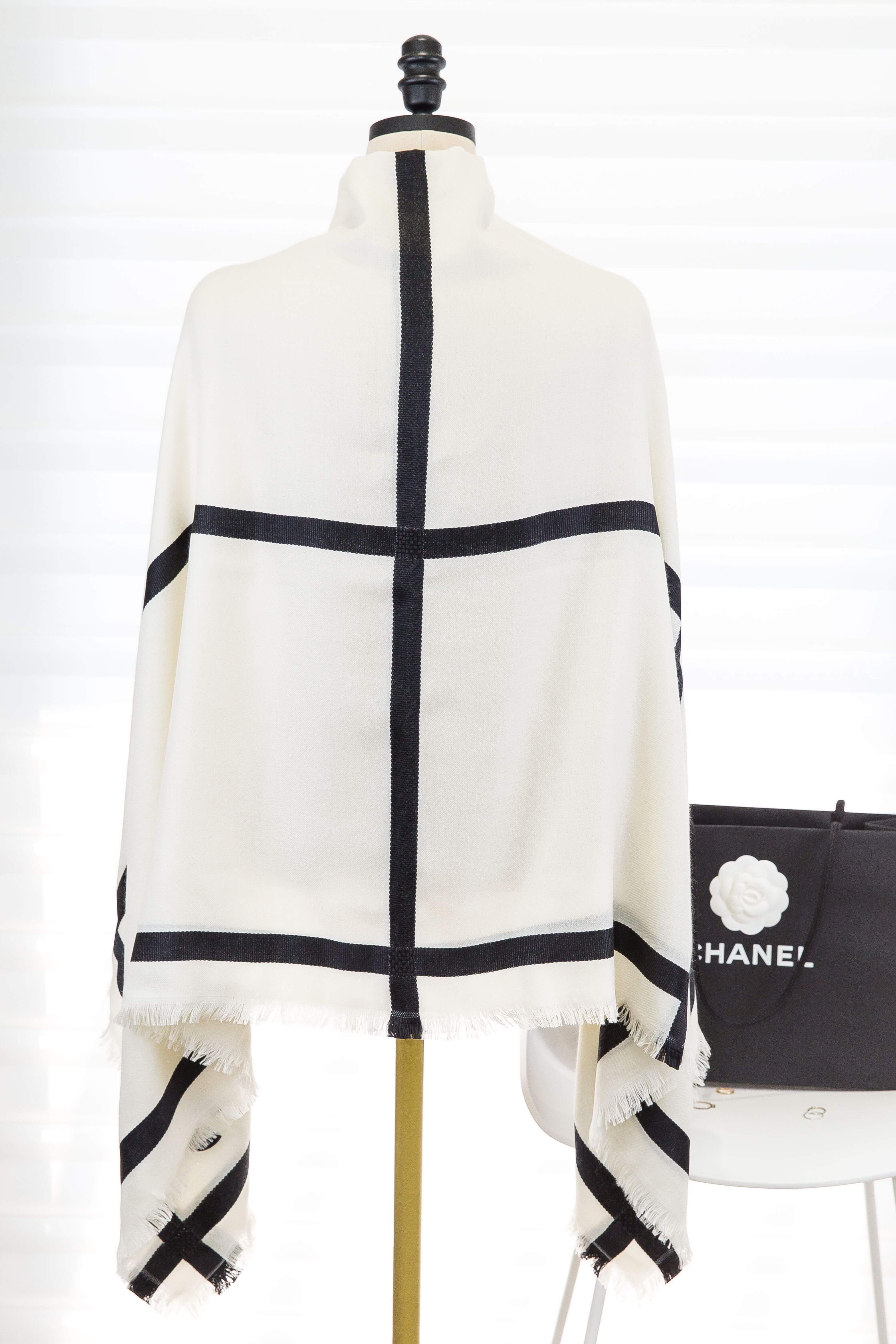 Chanel Scarf 白底黑色線條黑CC喀什米爾混真絲流蘇披肩，背面披掛展示黑色直橫線條與白色流蘇邊