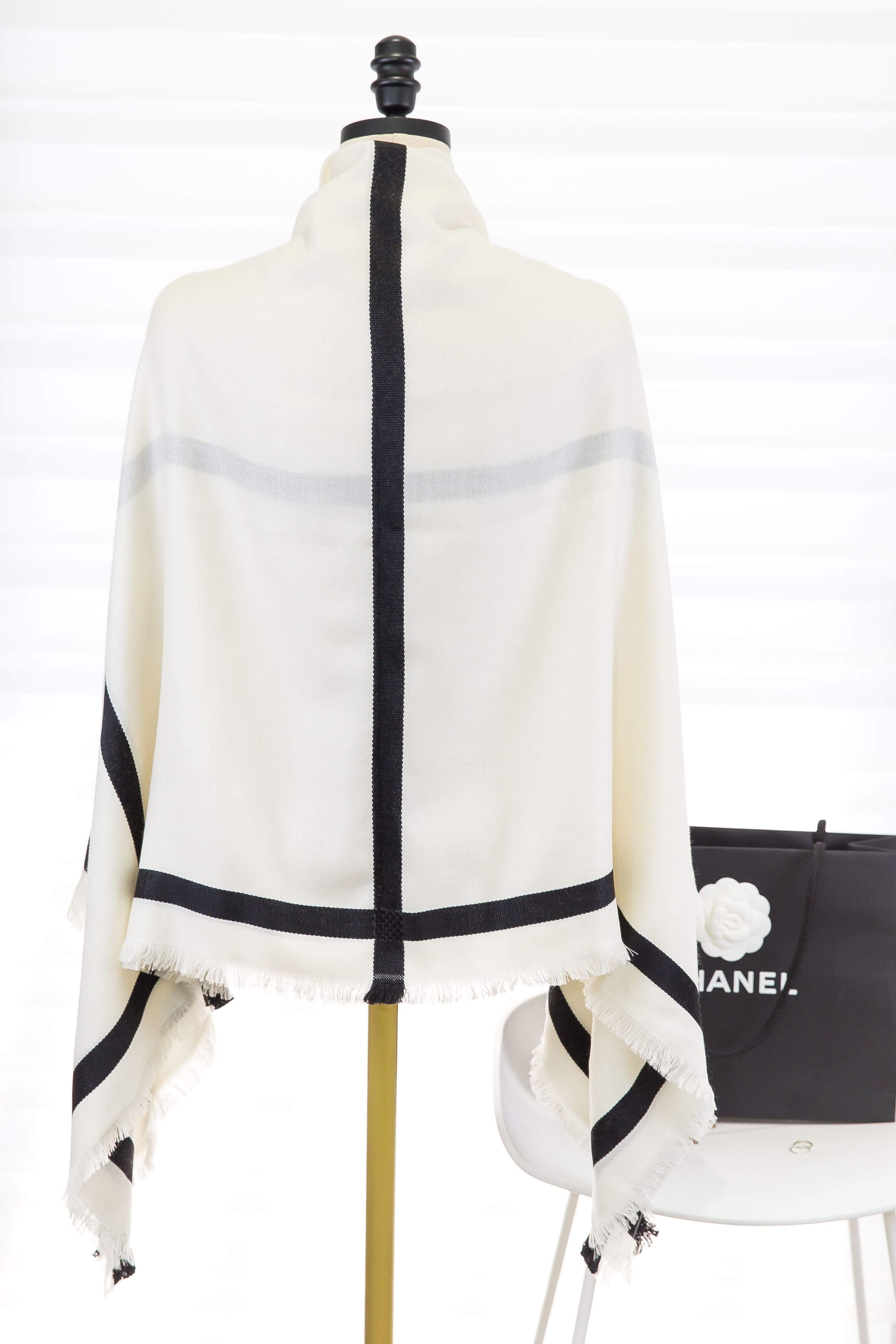 Chanel Scarf 白底黑色線條黑CC喀什米爾混真絲流蘇披肩，背面披掛展示中央黑色直線、橫線與流蘇設計