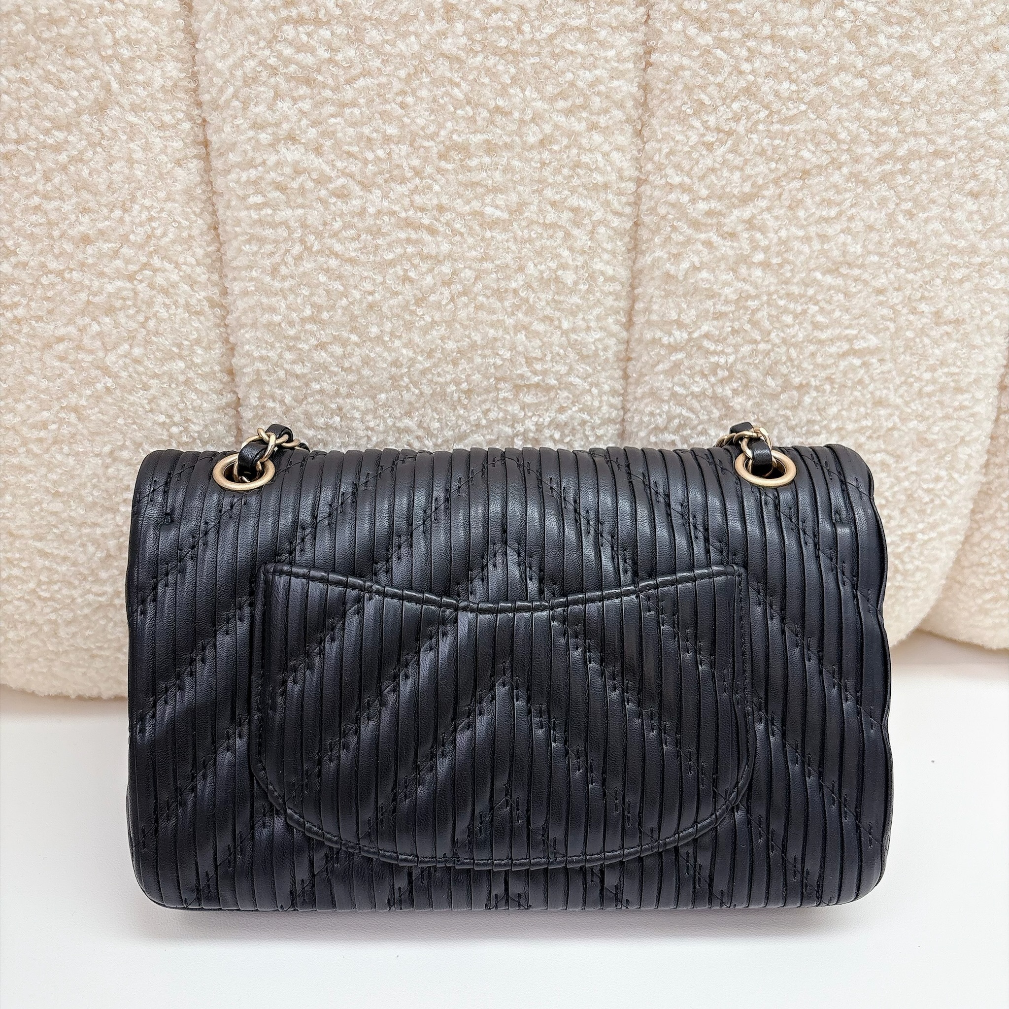 Chanel Pre-Owned 2018 Medium Classic Chevron Pleated Double Flap - Black / GHW
