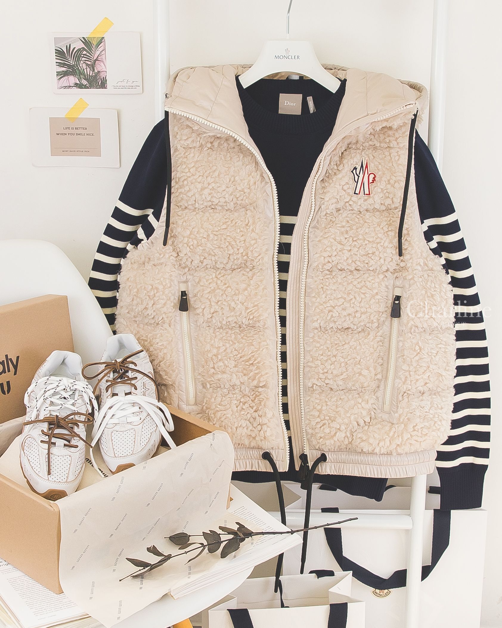 Miu Miu × New Balance 530 SL Deco' 白色聯名運動鞋穿搭情境照，搭配米色背心與深藍白條紋針織上衣