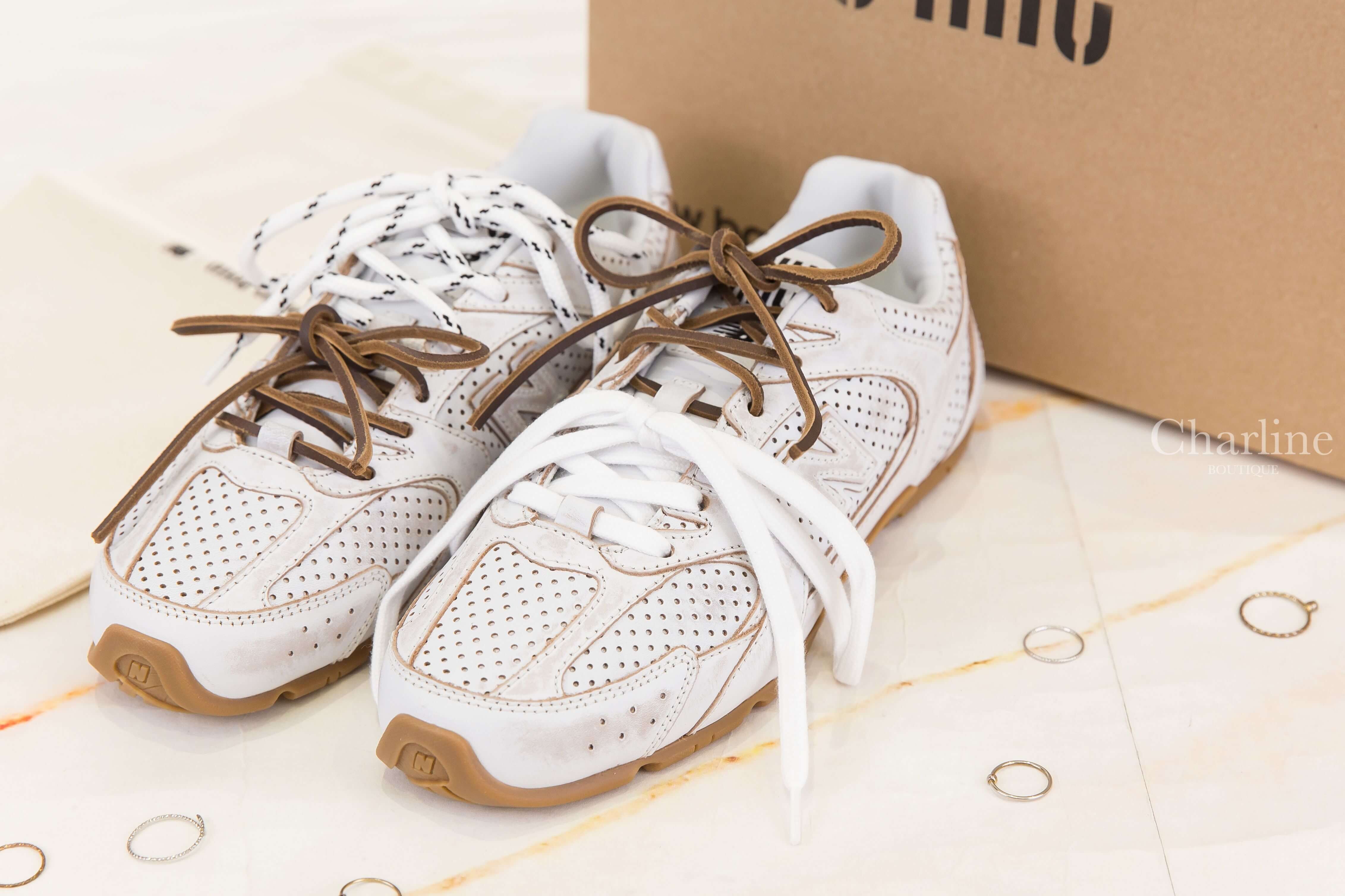 Miu Miu × New Balance 530 SL Deco' 白色聯名小牛皮運動鞋正面，展示白色鞋身、咖啡色鞋帶與焦糖色鞋底