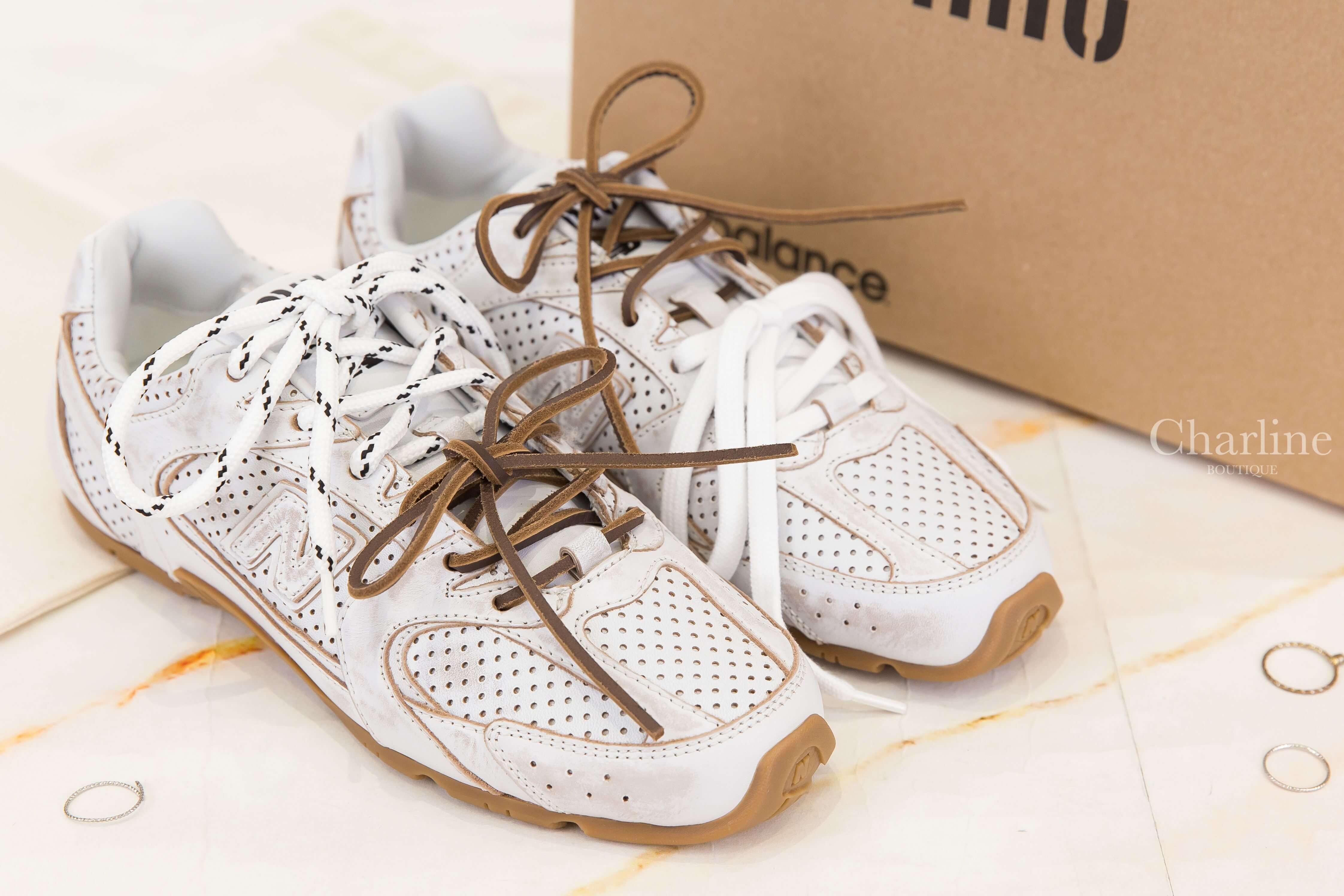 Miu Miu × New Balance 530 SL Deco' 白色聯名運動鞋斜側面，展示打孔鞋面、N字Logo與雙色鞋帶設計