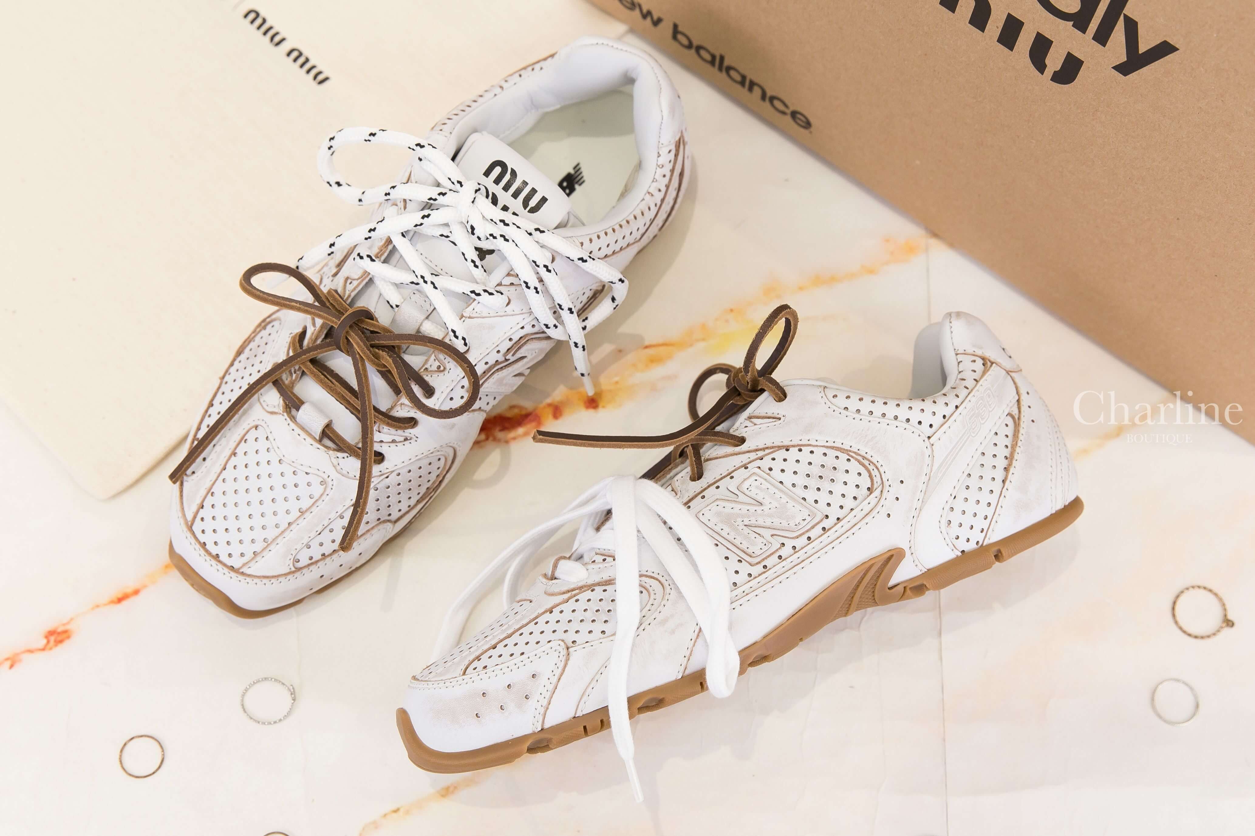 Miu Miu × New Balance 530 SL Deco' 白色聯名運動鞋俯視角度，展示鞋身輪廓、N字Logo與白色、咖啡色鞋帶