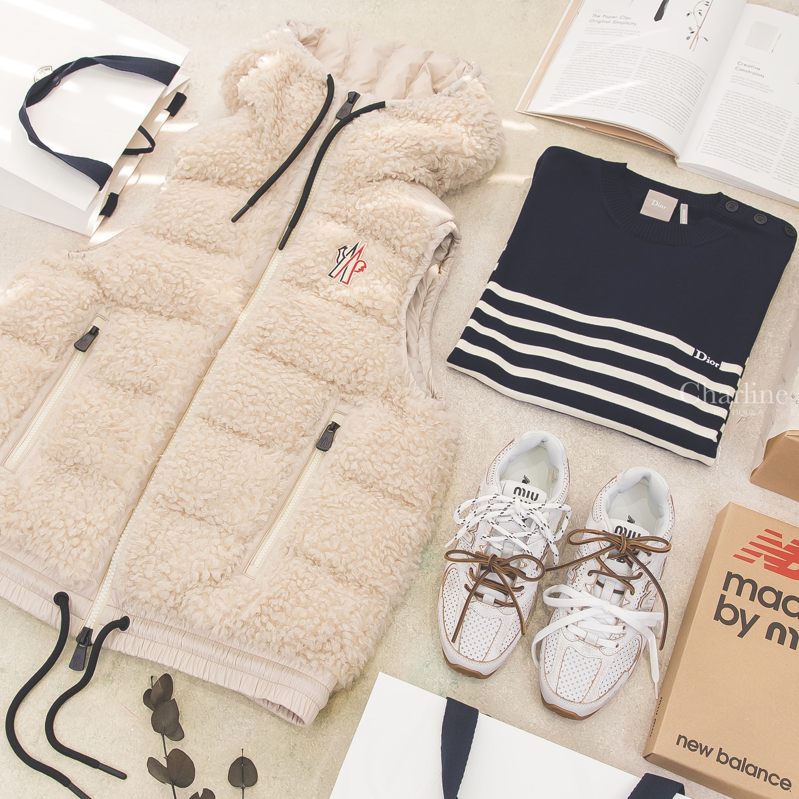 1. Dior Dioriviera Dior Marinière Sweater 藍底白色橫條紋棉質針織長袖上衣，摺疊平放搭配米色毛絨背心與白色休閒鞋展示