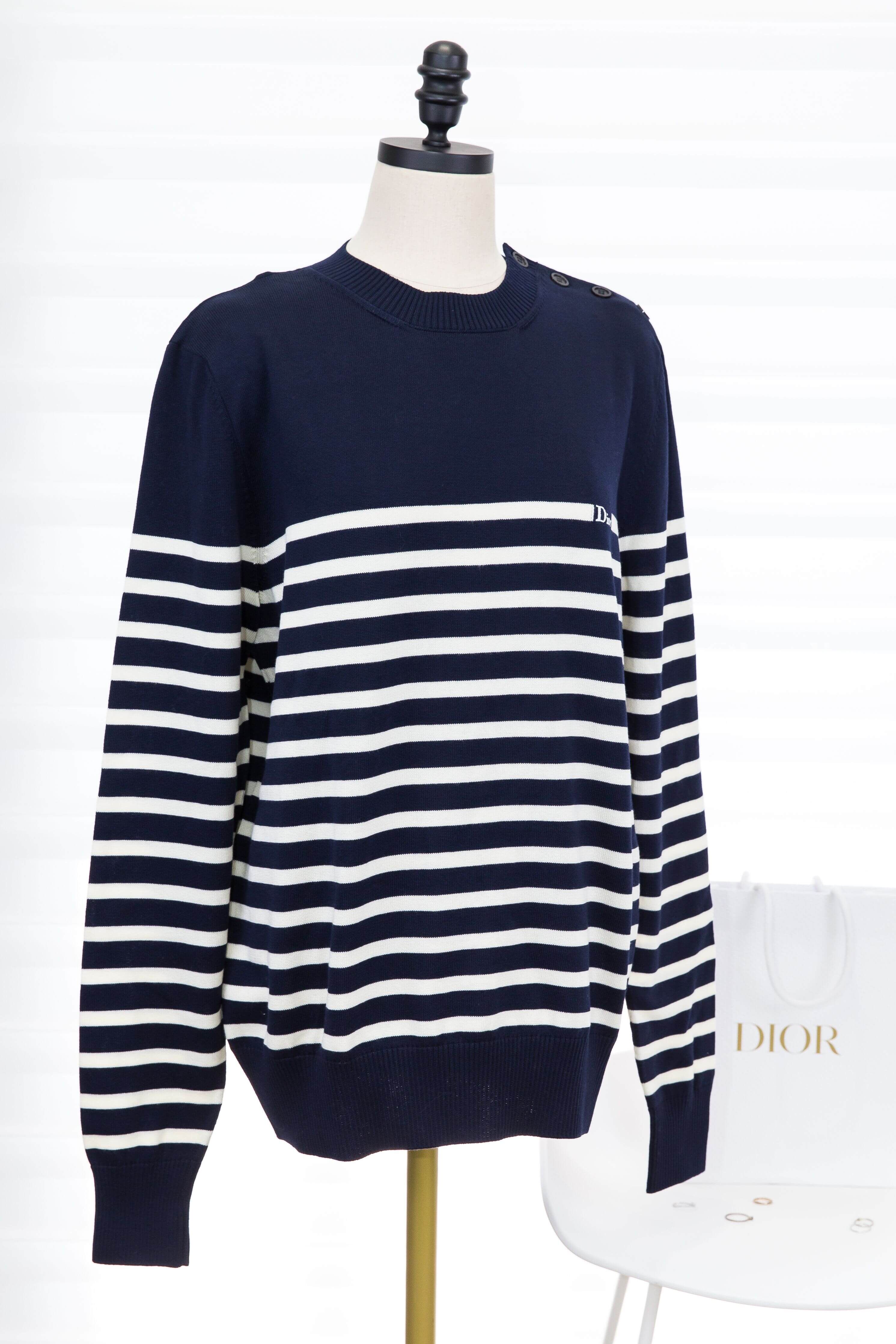 Dior Dioriviera Dior Marinière Sweater 藍底白色橫條紋棉質針織長袖上衣，正面斜側角度展示條紋與長袖版型