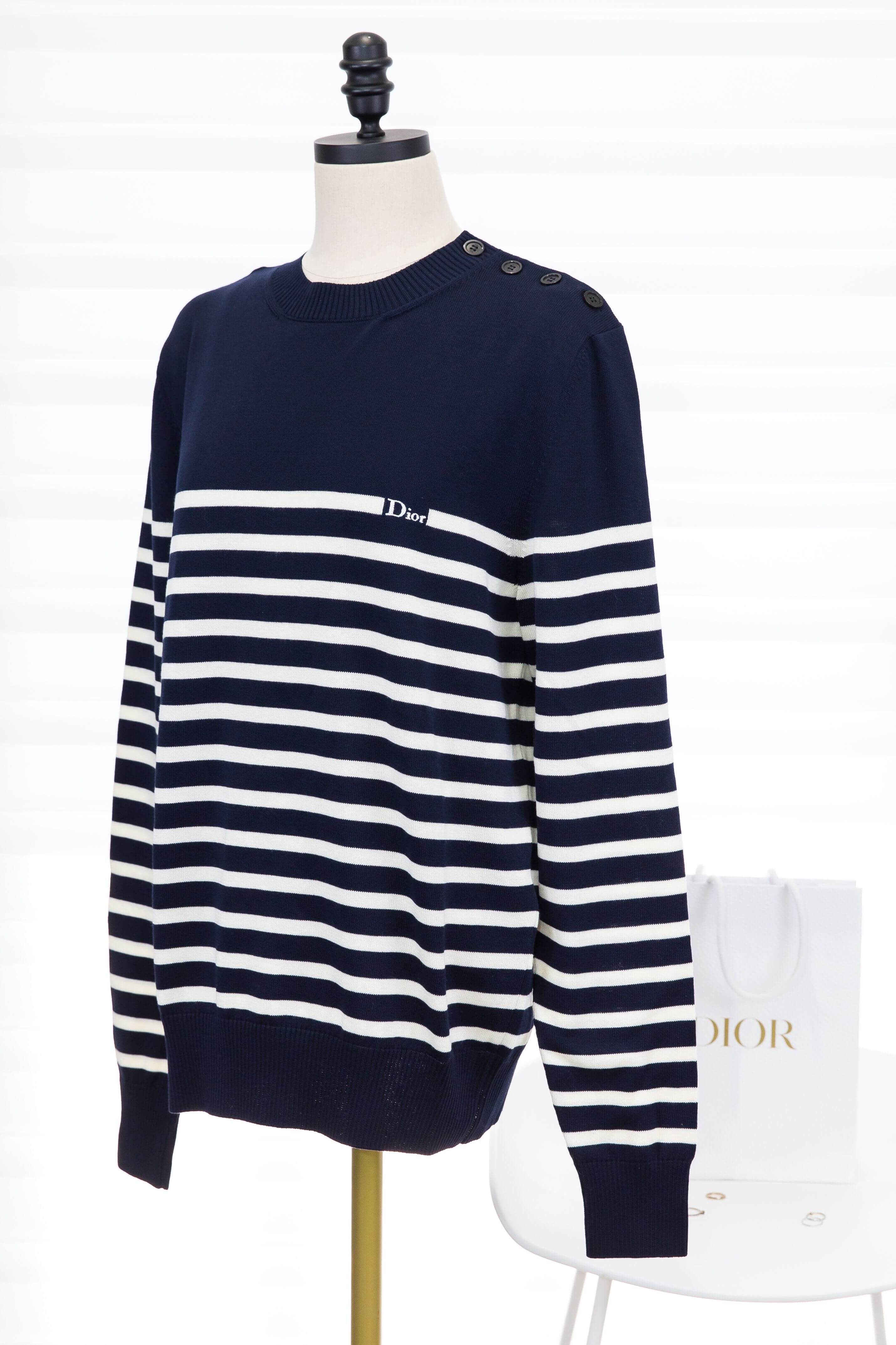 Dior Dioriviera Dior Marinière Sweater 藍底白色橫條紋棉質針織長袖上衣，另一側斜角展示Dior刺繡與肩部鈕扣設計