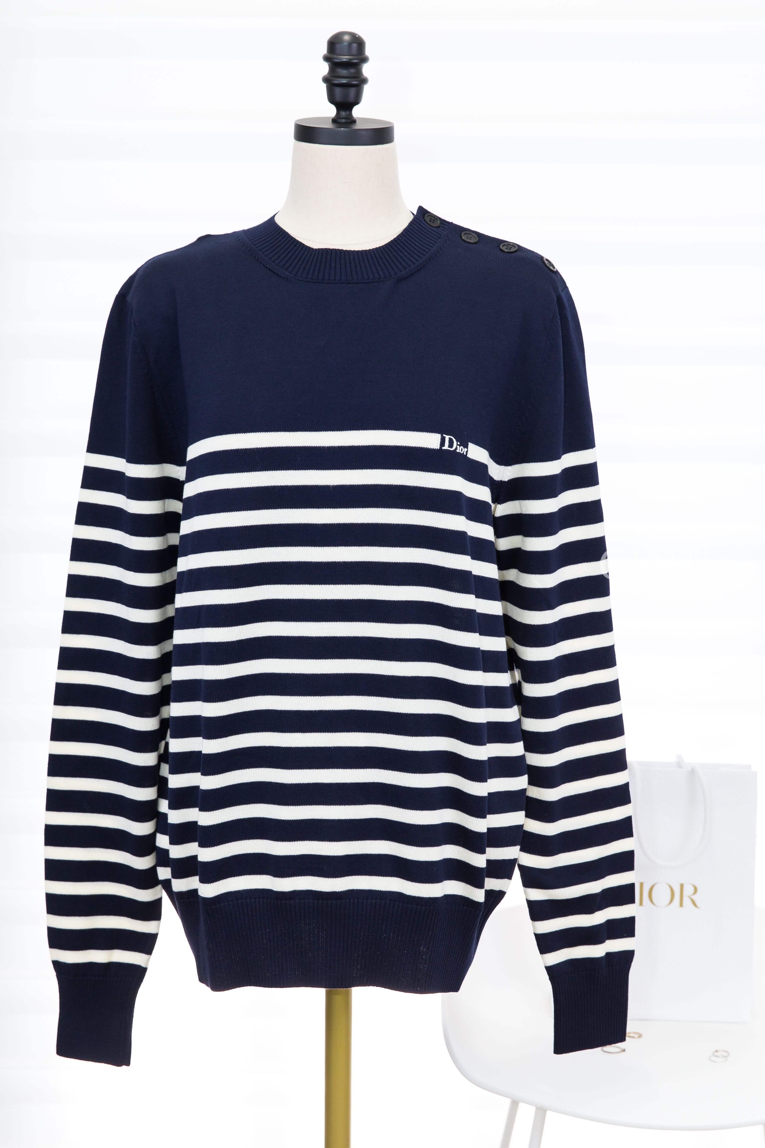 Dior Dioriviera Dior Marinière Sweater 藍底白色橫條紋棉質針織長袖上衣，正面展示Dior白字刺繡與肩膀四鈕扣設計