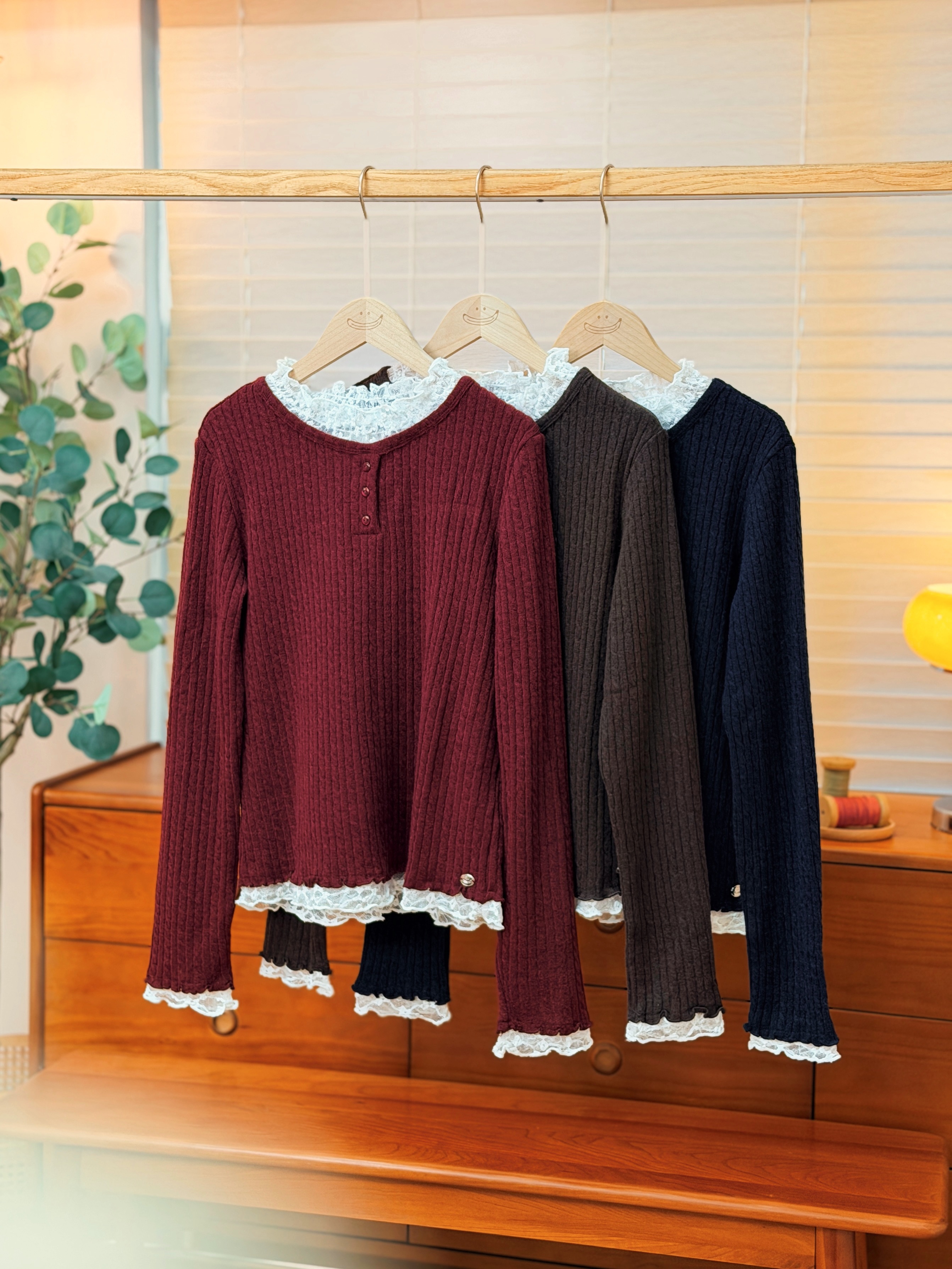 三色 / 麻花假兩件蕾絲長袖上衣 / 2-in-1 Cable Knit Lace Henley Top