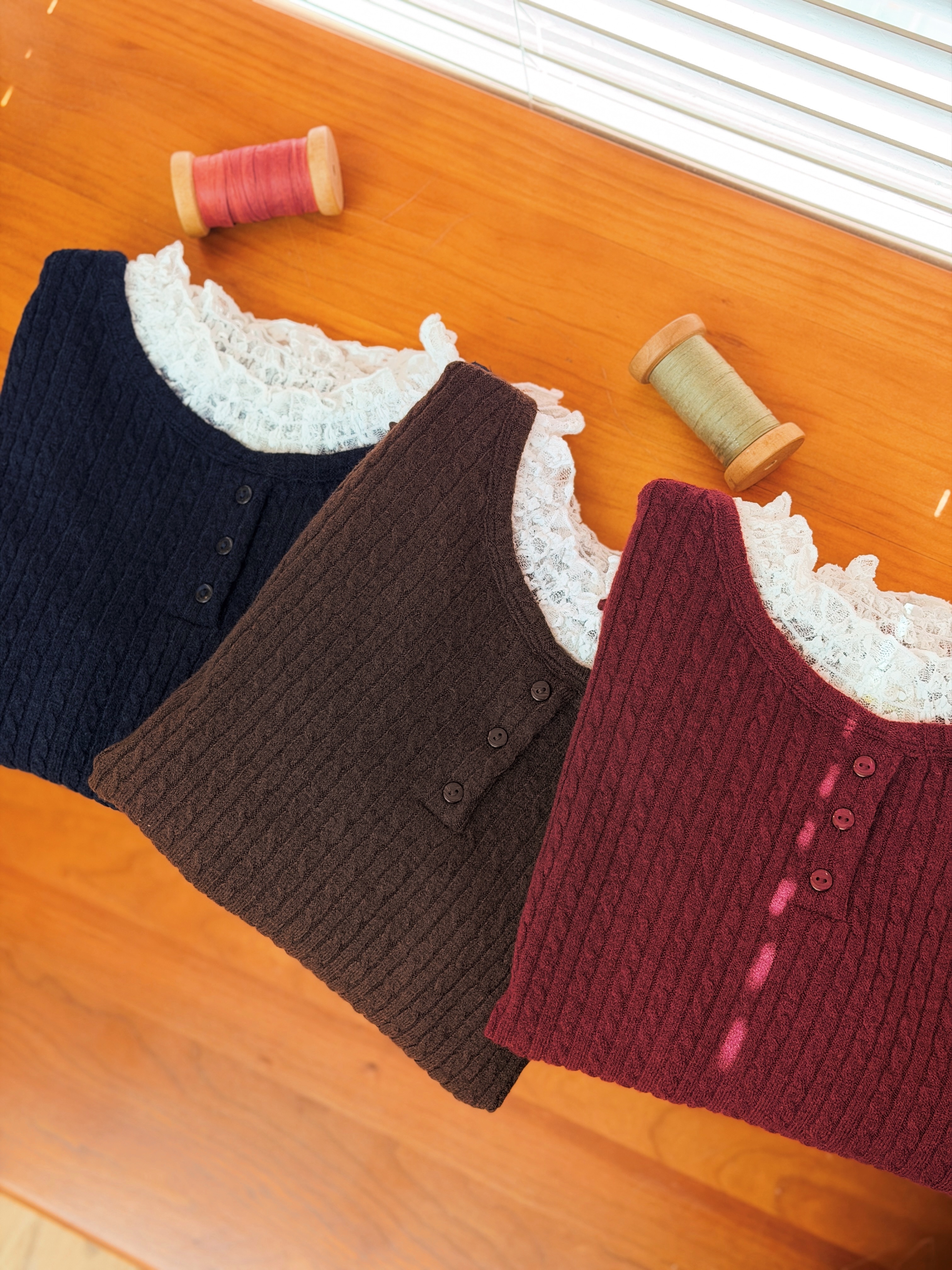 三色 / 麻花假兩件蕾絲長袖上衣 / 2-in-1 Cable Knit Lace Henley Top