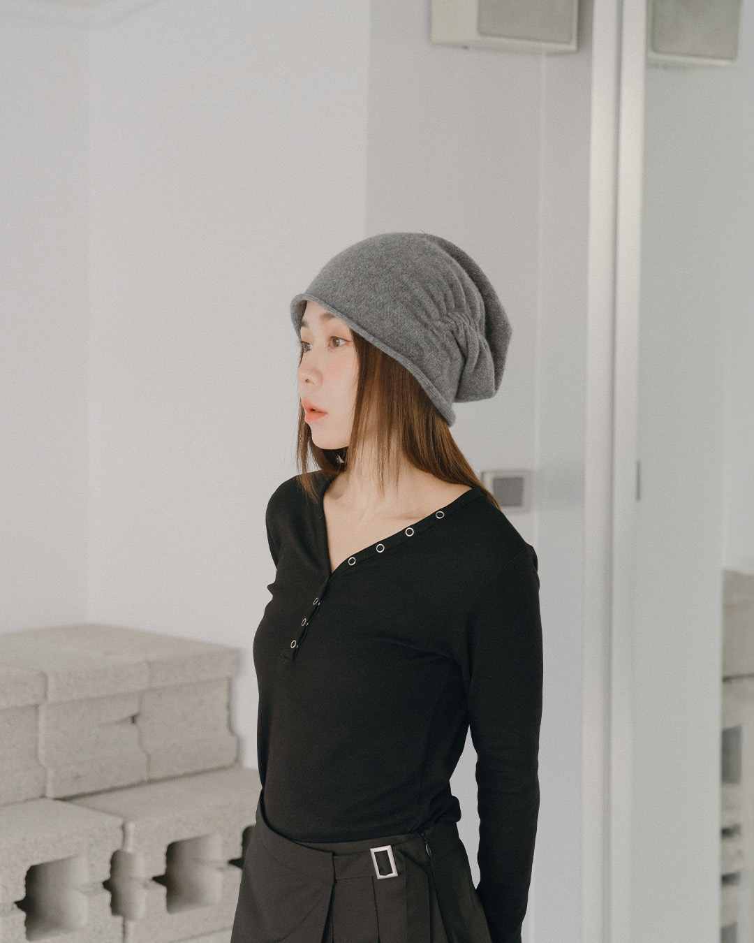 Plain knitted beanie with rolled brim and ruched design, available in two colors.【07021011】in stock+pre-order