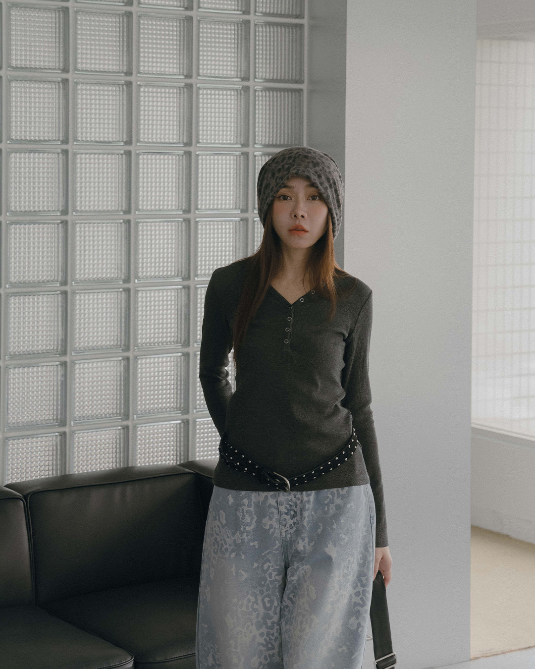 Ribbed V-Neck Snap-Front Fitted Top – Heather Grey【01200151】in stock+pre-order