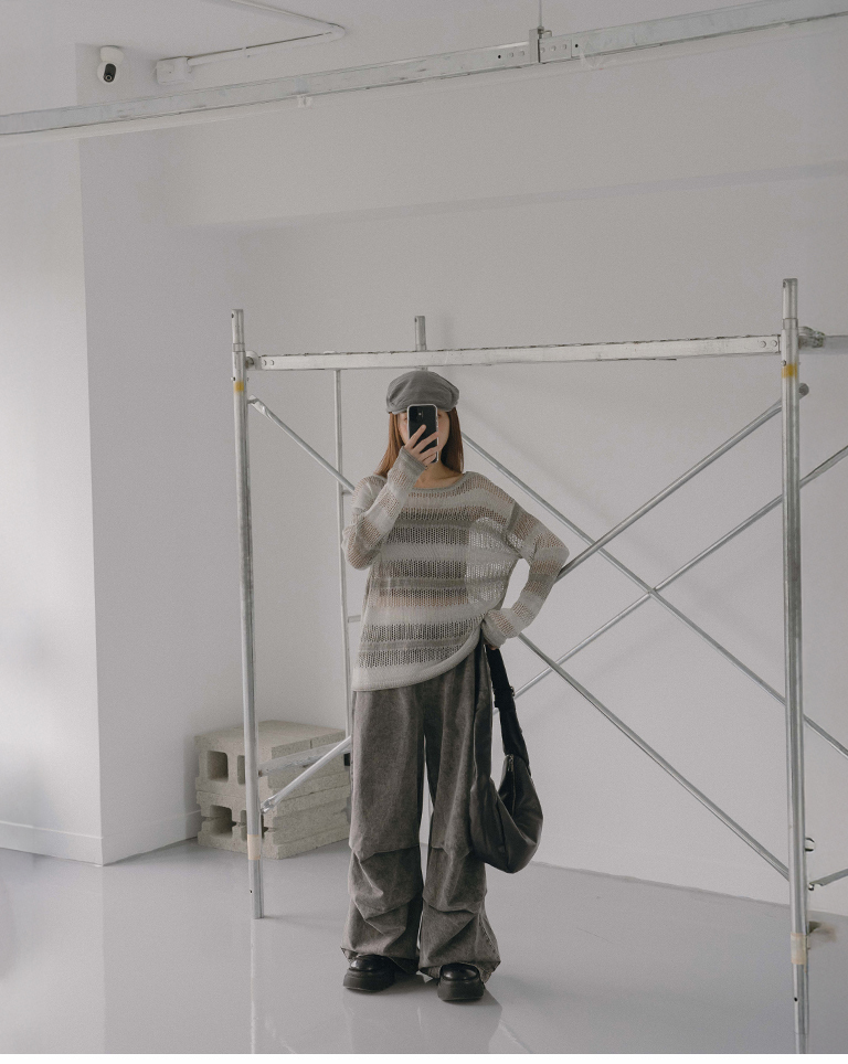 Color-blocked openwork wide-knit sweater, available in two colors.【01013585】in stock+pre-order