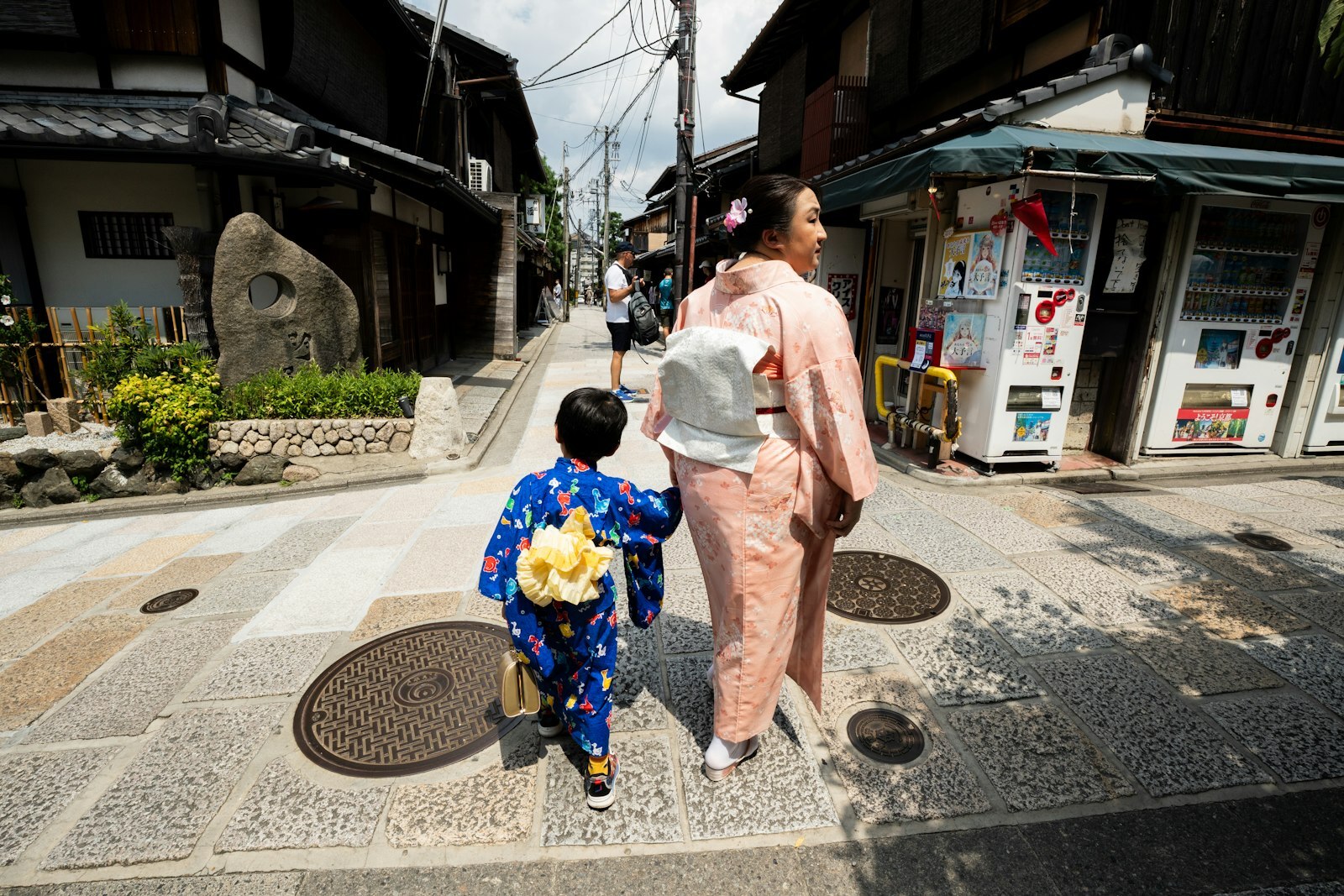 日本七五三 媽媽牽著穿和服的孩子走在街上