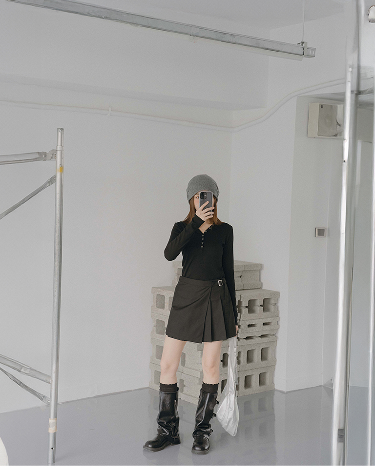 Black Ribbed V-Neck Snap-Front Fitted Top【01200148】in stock+pre-order