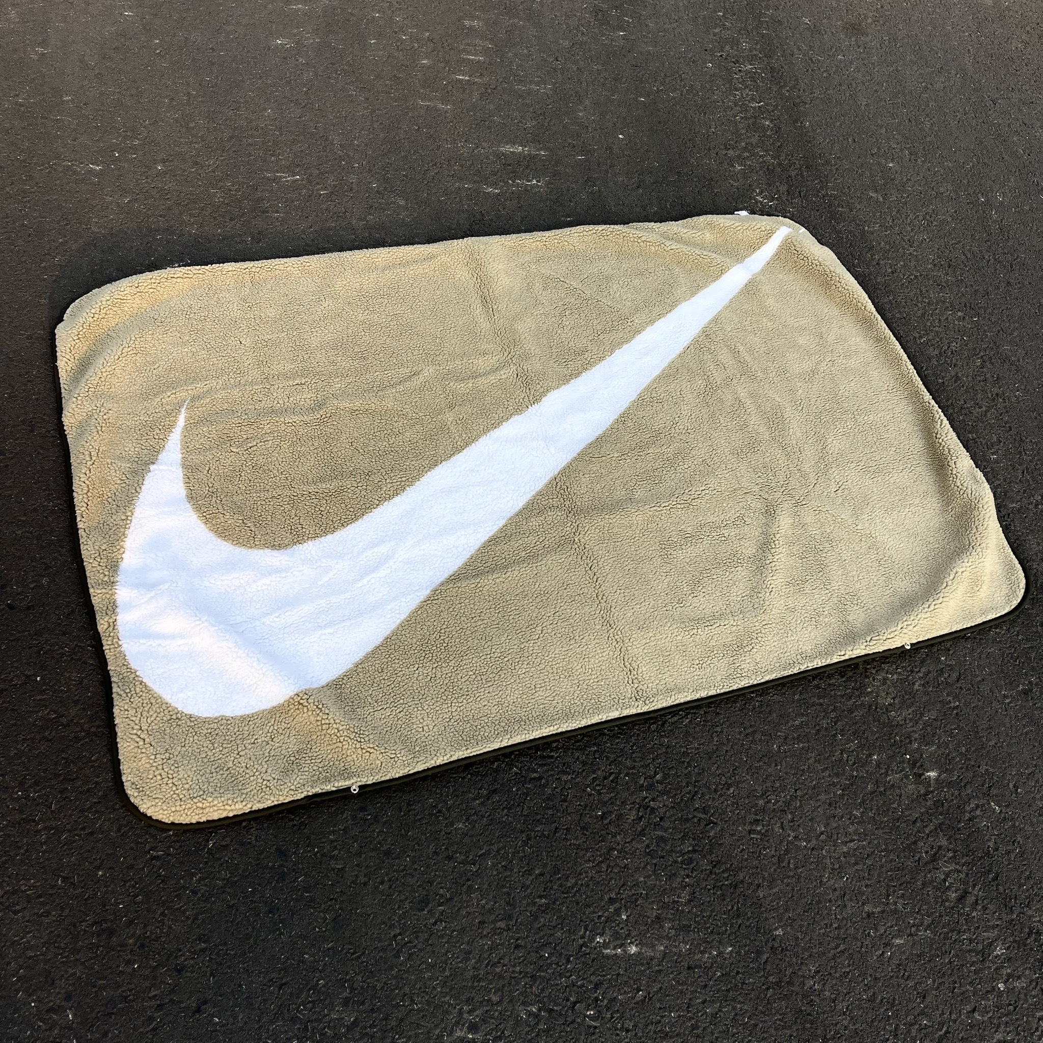 #預購 海外限定 Nike swoosh 毛毯 附贈提袋 卡其