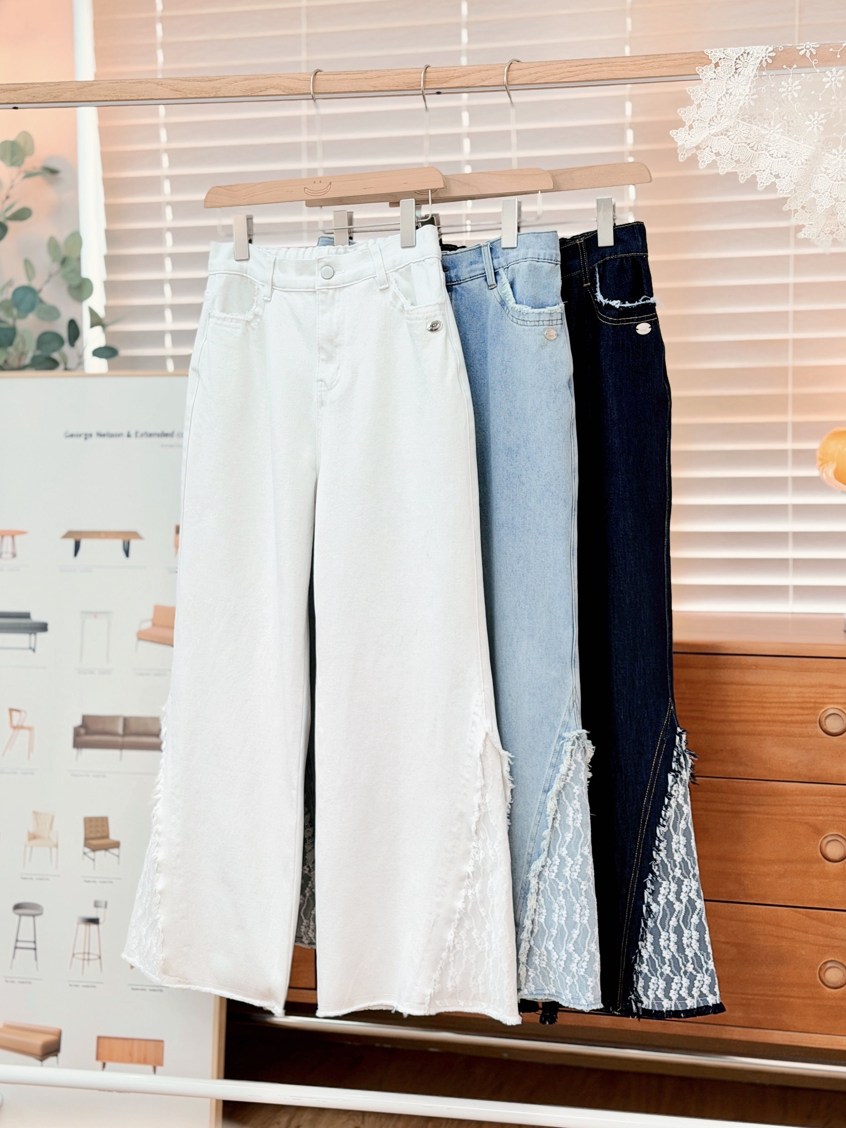 三色 / Premium三角小花拼布牛仔長褲 / Premium Floral Lace Godet Jeans