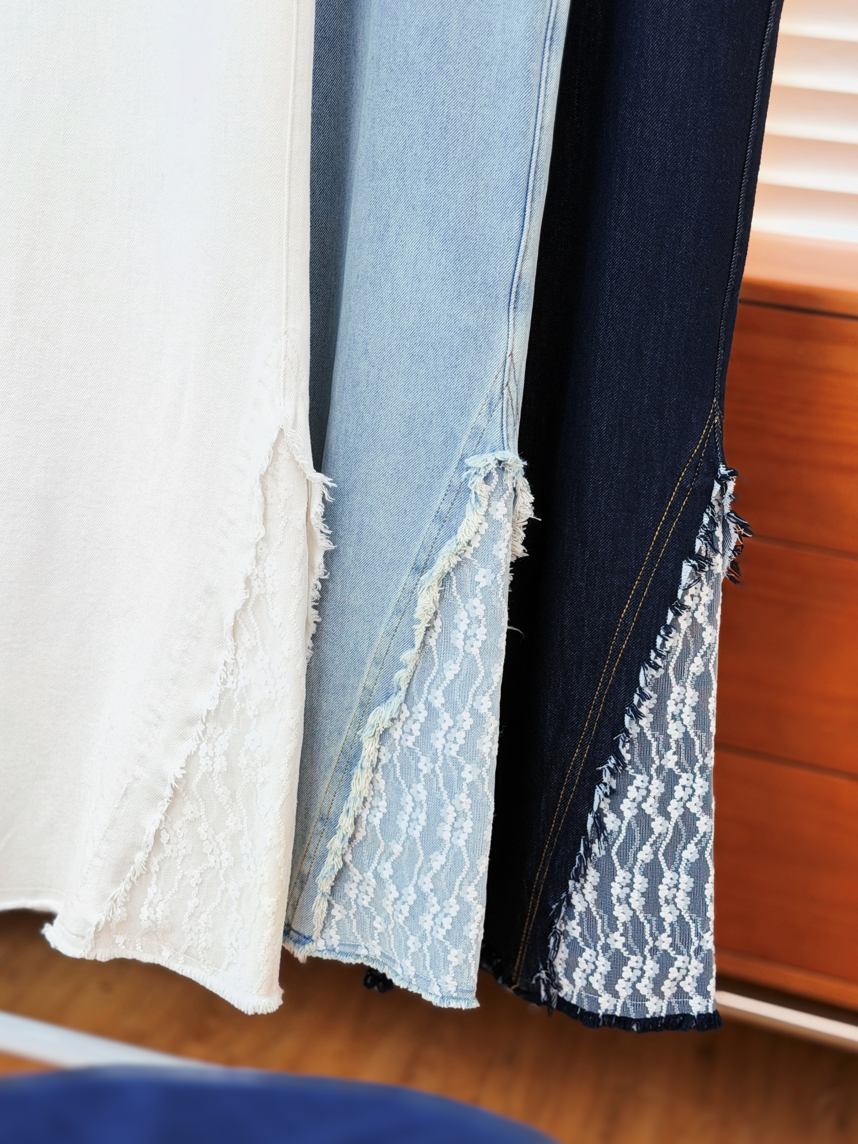 三色 / Premium三角小花拼布牛仔長褲 / Premium Floral Lace Godet Jeans