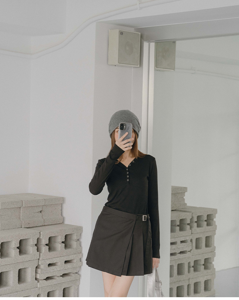 Plain knitted beanie with rolled brim and ruched design, available in two colors.【07021011】in stock+pre-order