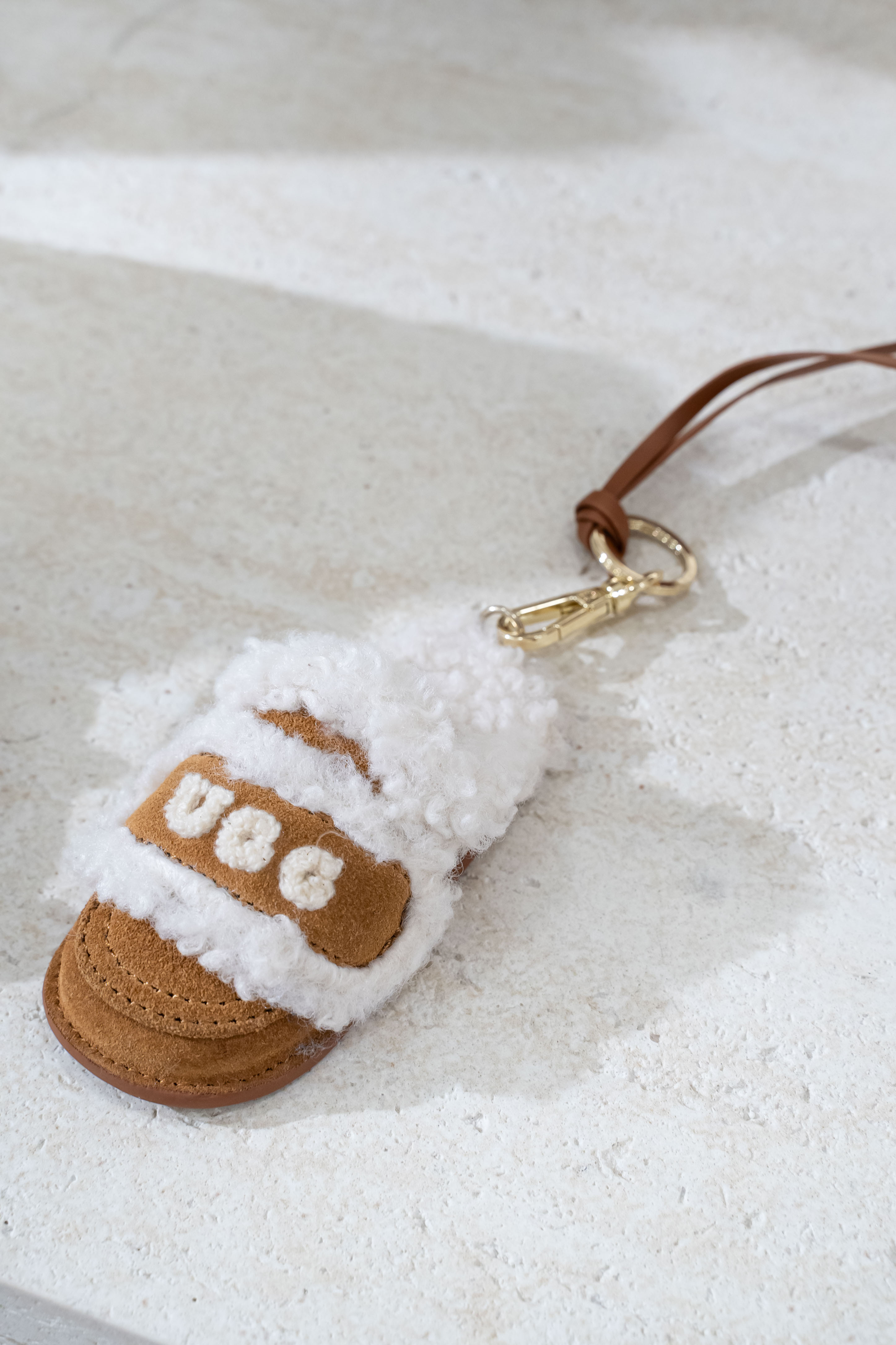 UGG 26AW Ozlana Logo Shearling Slipper Keychain