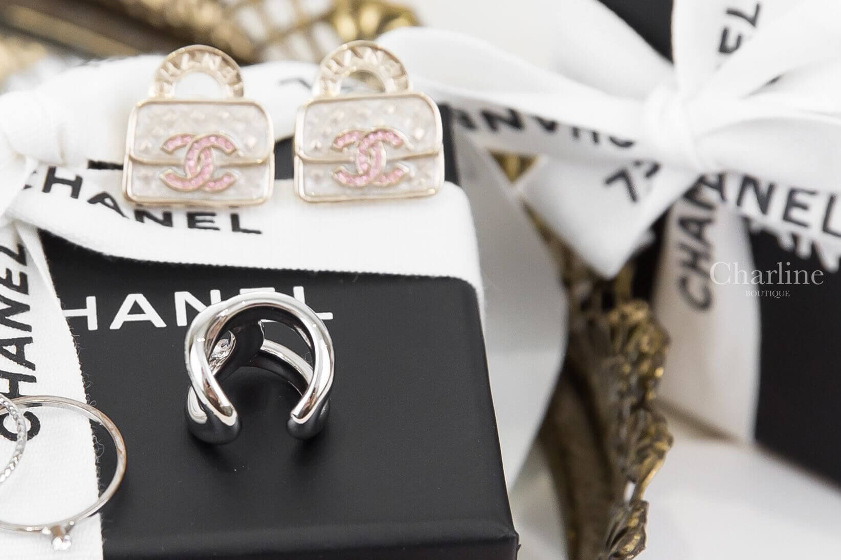 Chanel Cuff 銀色CC耳骨夾 ABI236 B26620 UE915 情境展示，置於CHANEL黑色包裝盒上呈現耳骨夾開口與立體造型