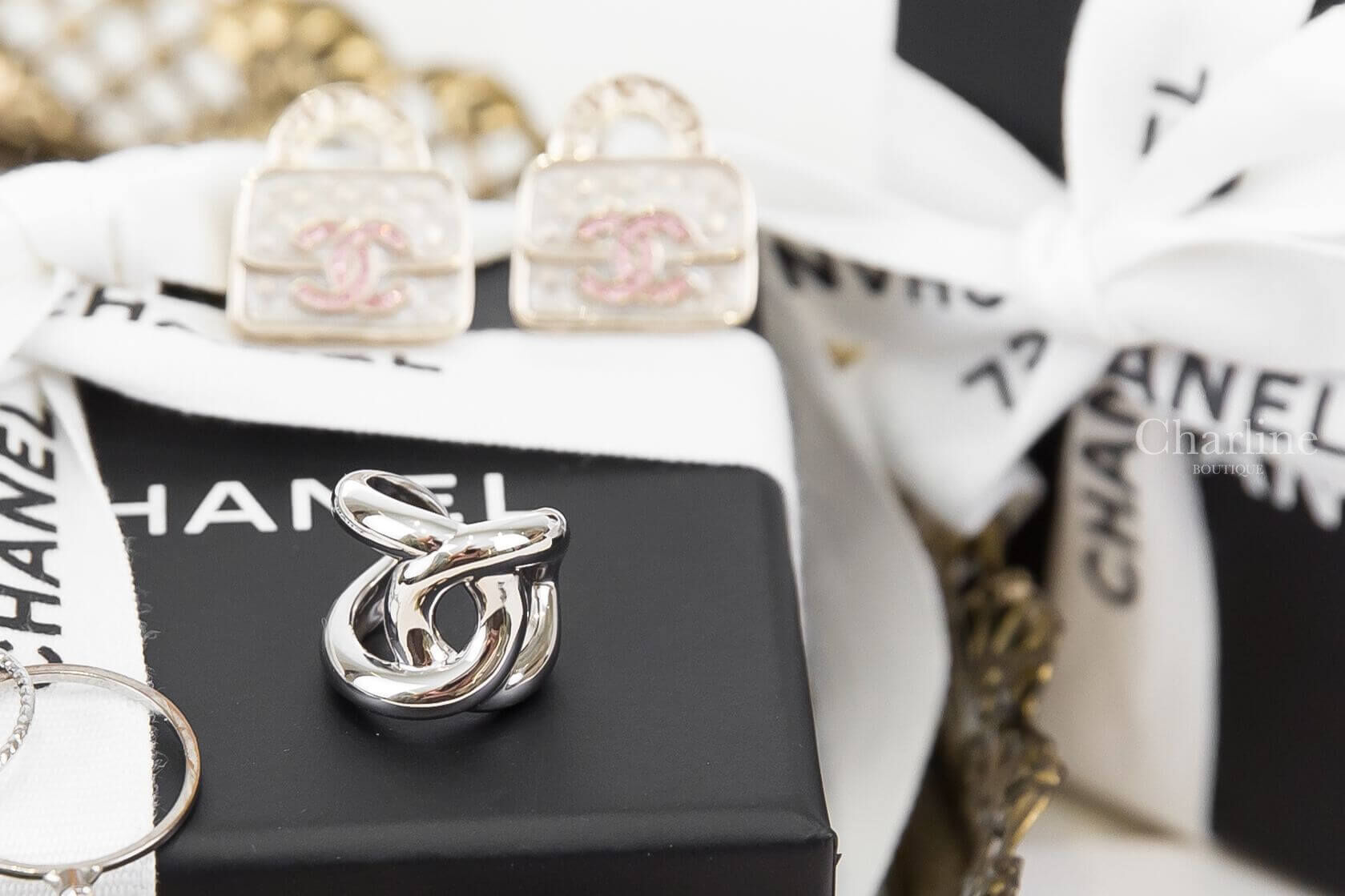 Chanel Cuff 銀色CC耳骨夾 ABI236 B26620 UE915 側面特寫，展示交錯環形輪廓、開口結構與鏡面銀色光澤