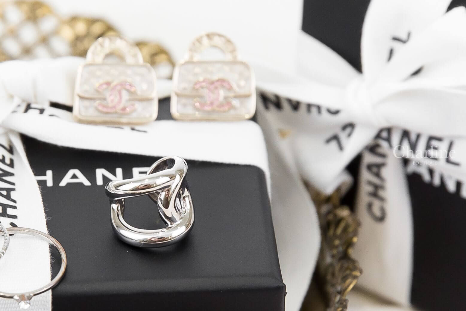 Chanel Cuff 銀色CC耳骨夾 ABI236 B26620 UE915 側後方特寫，展示寬版開口式結構與流線銀色金屬設計
