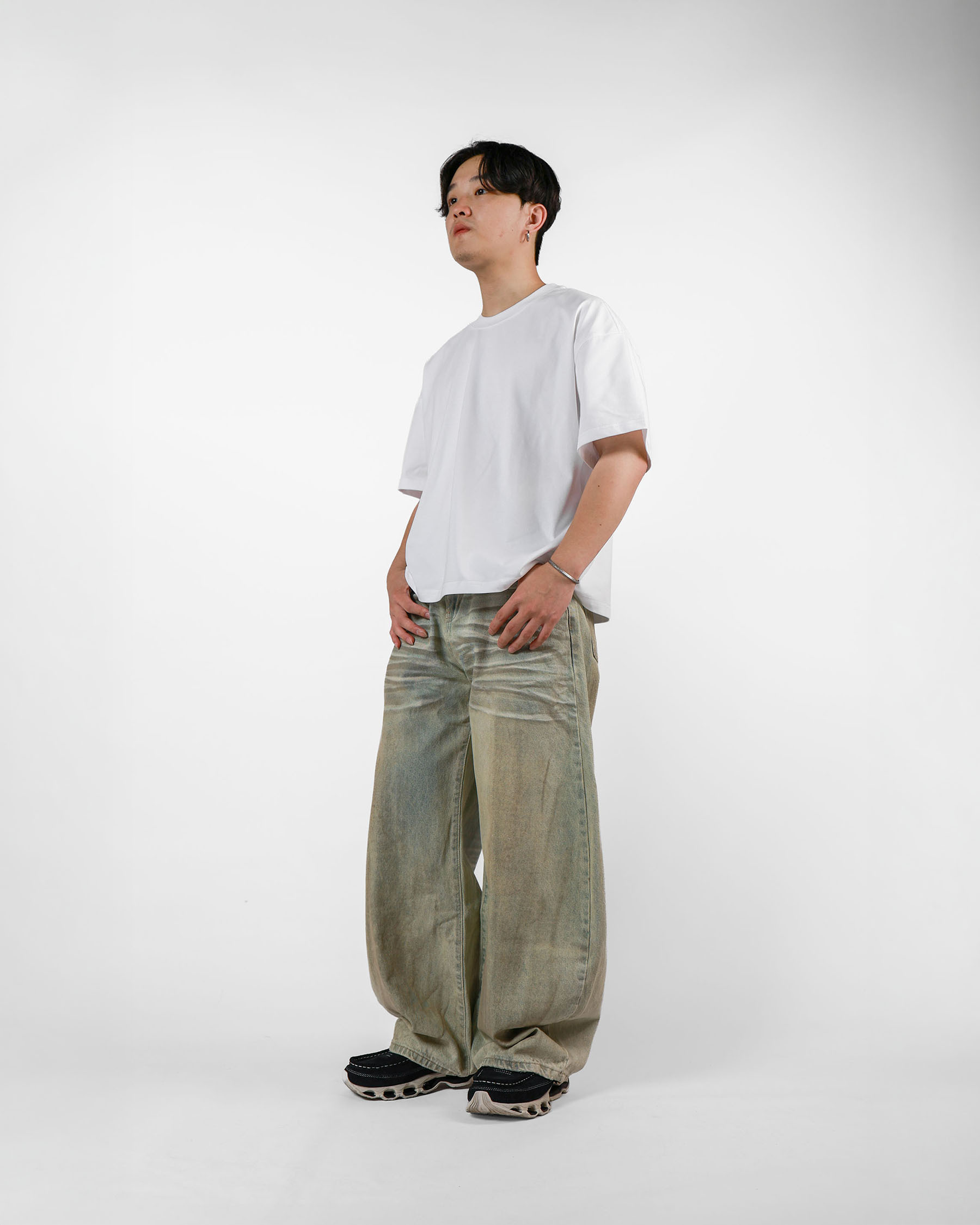 "拍攝品出清" 做舊弧形寬牛仔褲