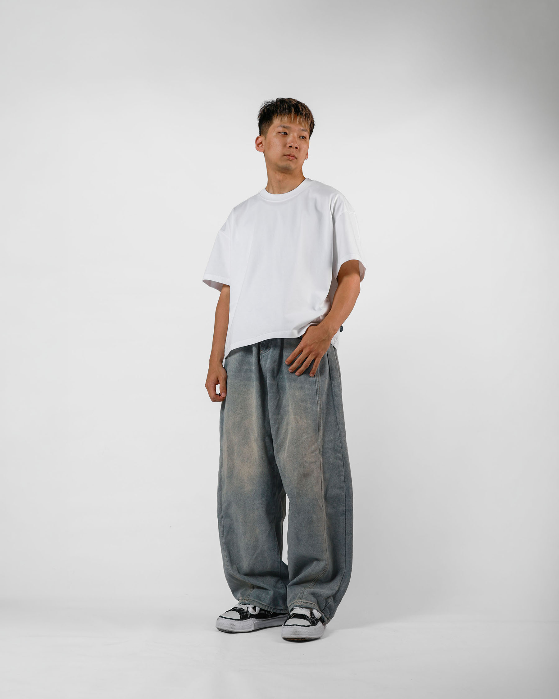 "拍攝品出清" 打摺寬錐形牛仔褲