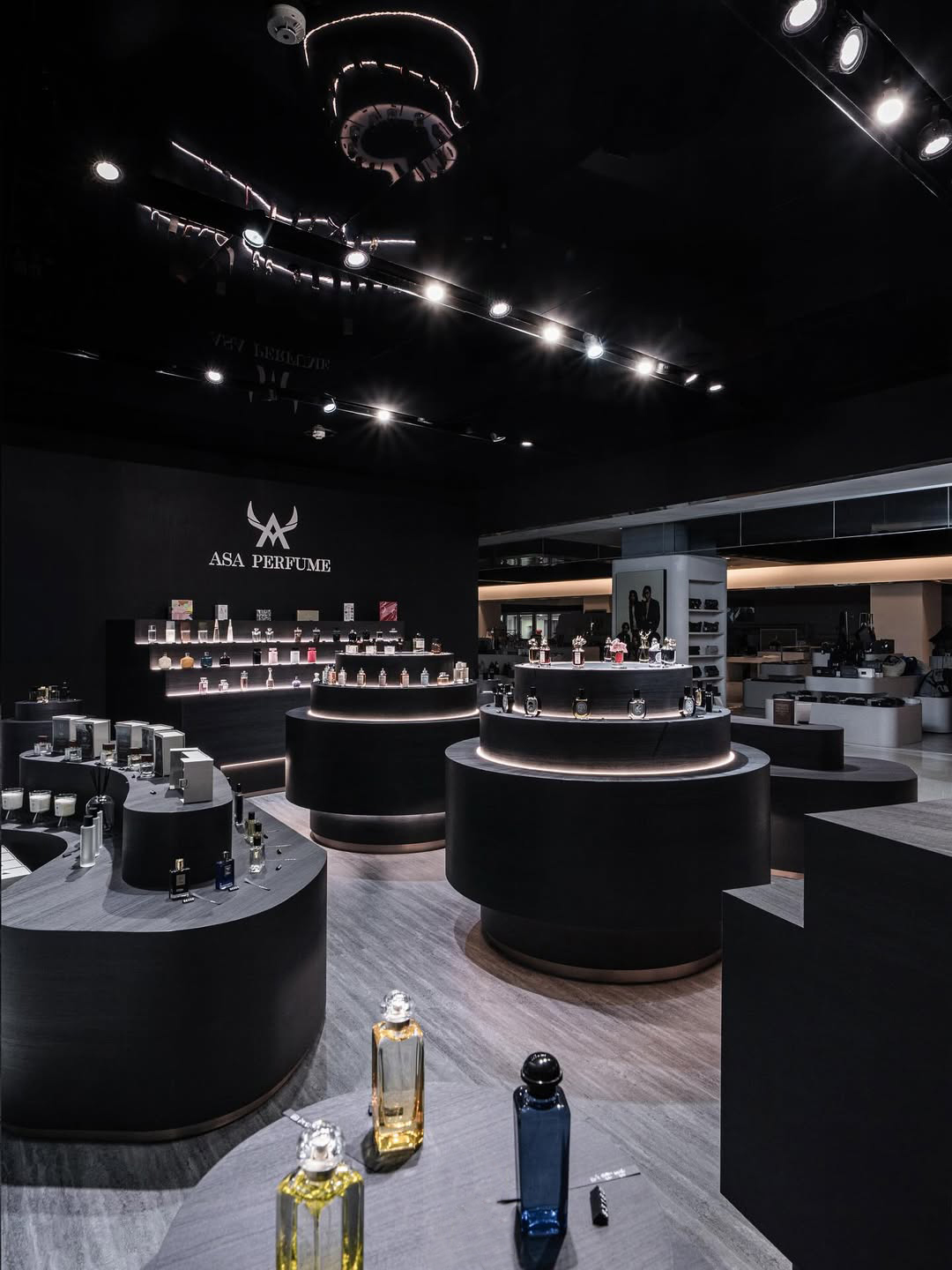 Asa Perfume 桃園大江旗艦店，黑色木紋與金屬材質打造的沙龍香水門市，榮獲 2026 Tokyo Design Awards 銀獎
