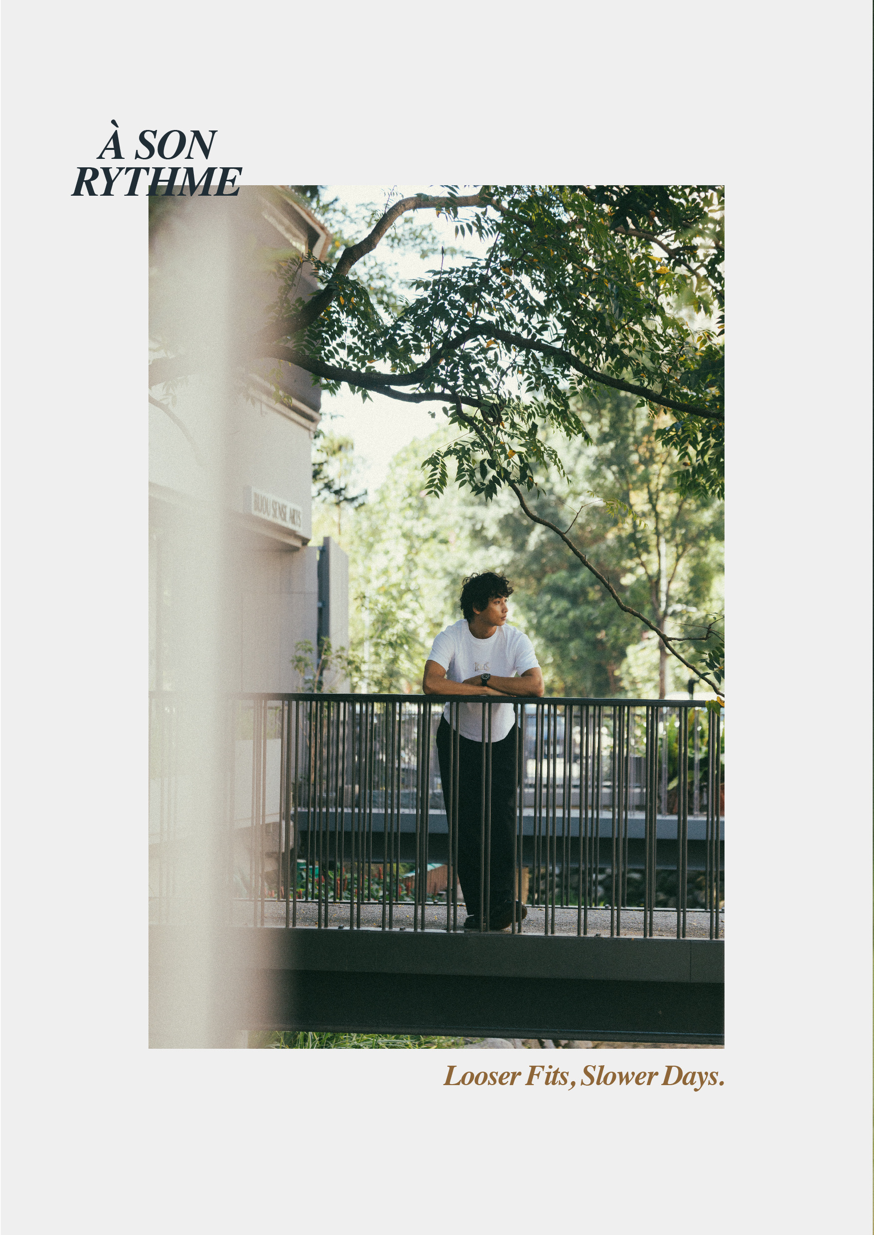 KIKS 白色圖騰T恤街拍情境圖，À SON RYTHME STATUS: AVAILABLE ALL DAY 標語，陽台場景