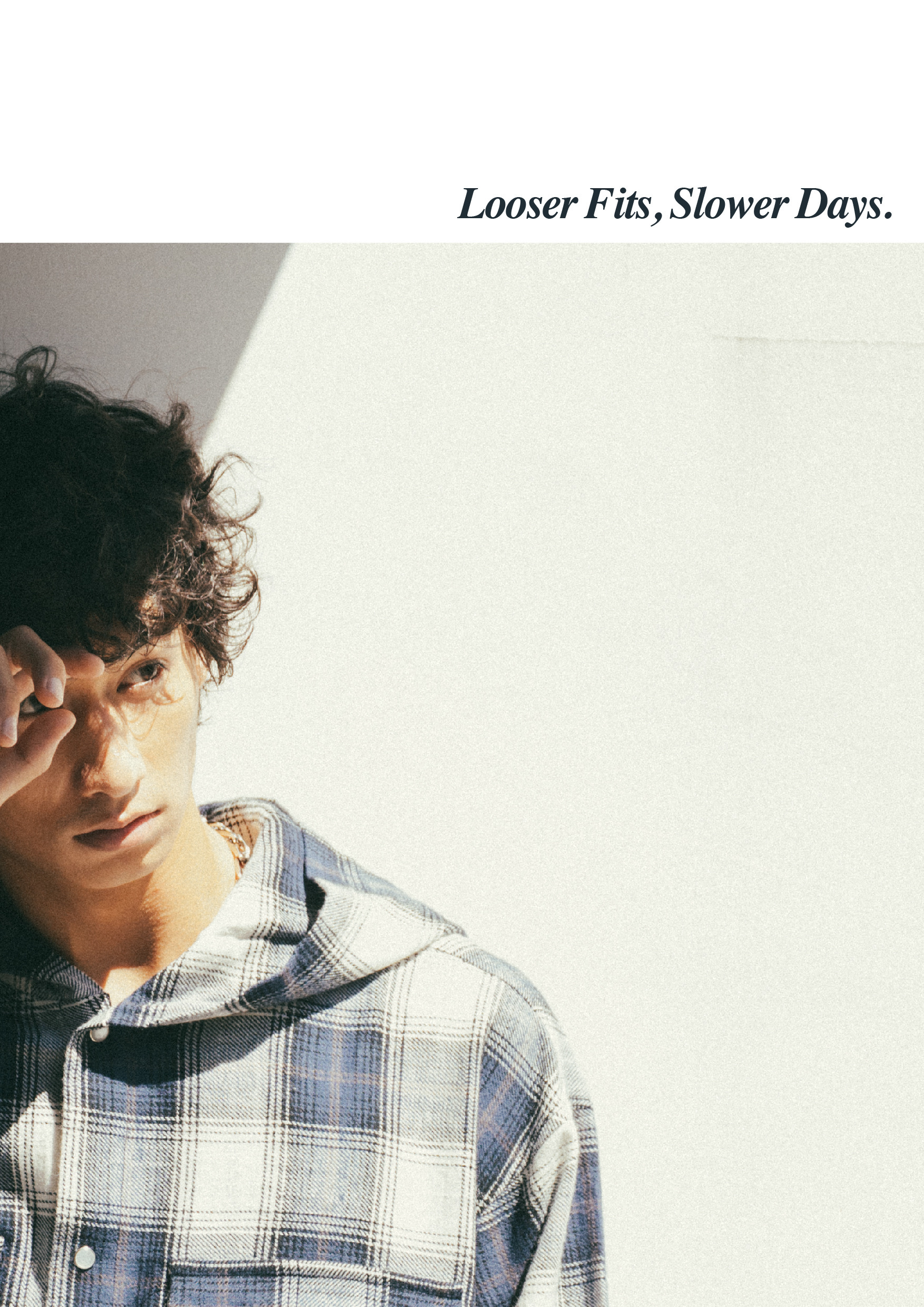 KIKS 格紋法蘭絨連帽襯衫陽光下特寫肖像，Looser Fits, Slower Days. 標語