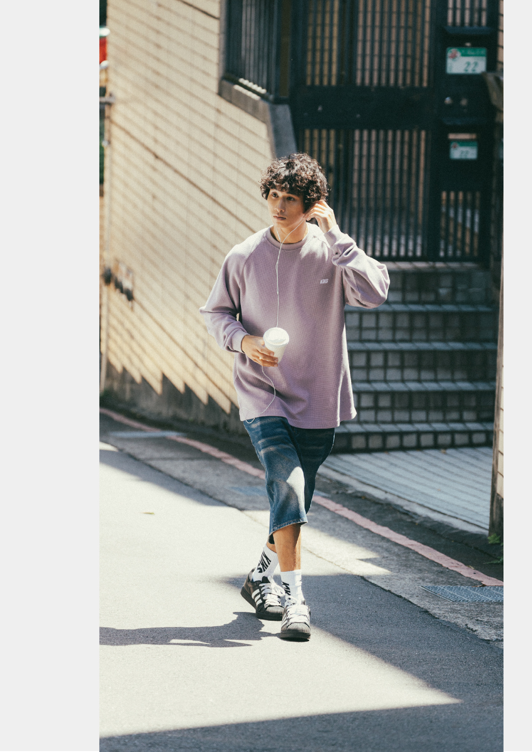 KIKS 薰衣草紫華夫格長袖上衣搭配水洗牛仔短褲走路街拍