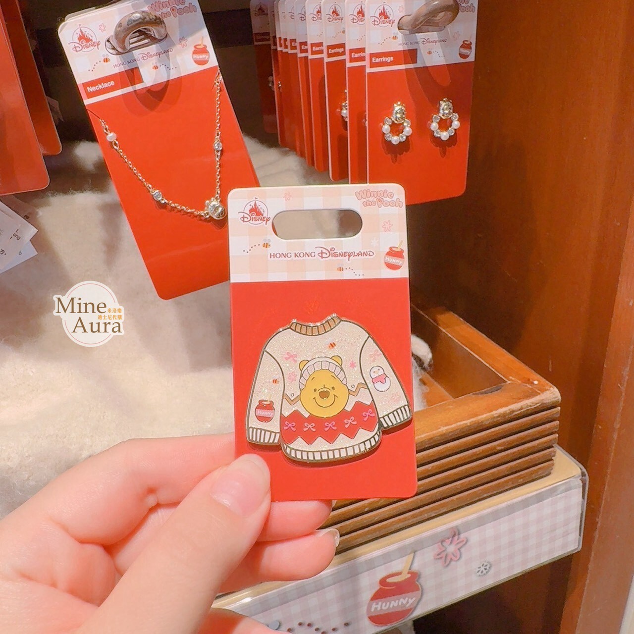小熊維尼 Winnie the Pooh 冬日暖裝系列 毛衣 造型 徽章 PIN -香港迪士尼樂園