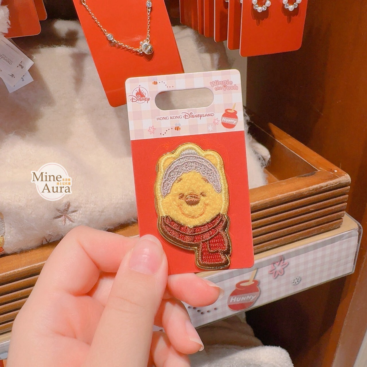 小熊維尼 Winnie the Pooh 冬日暖裝系列 刺繡設計 圍巾 造型 徽章 PIN -香港迪士尼樂園