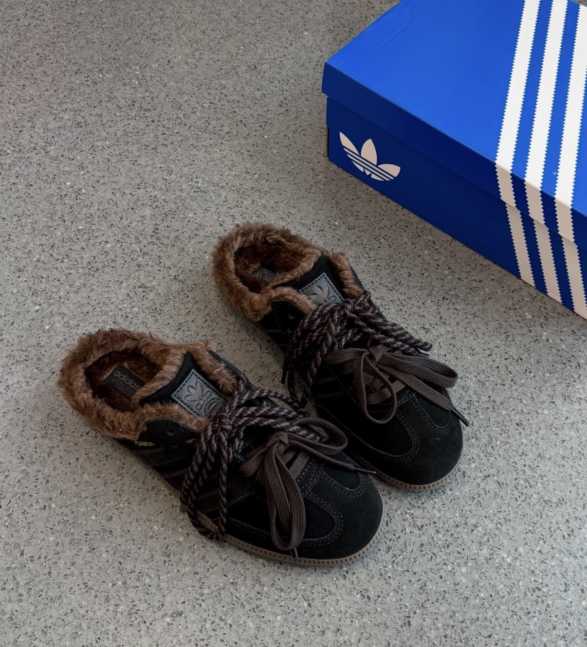 <千金鬆弛感🤎> adidas Samba OG Mule 毛絨穆勒鞋 黑